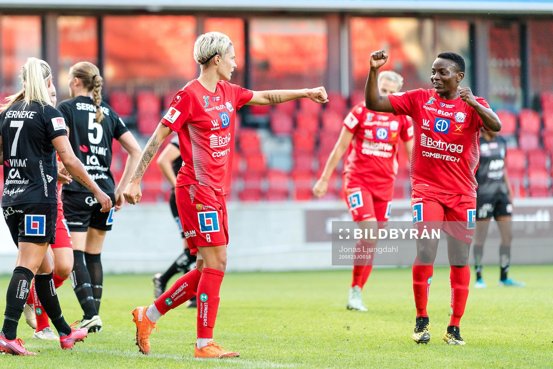 Linköpings Lina Hurtig och Orji Ebere jublar
