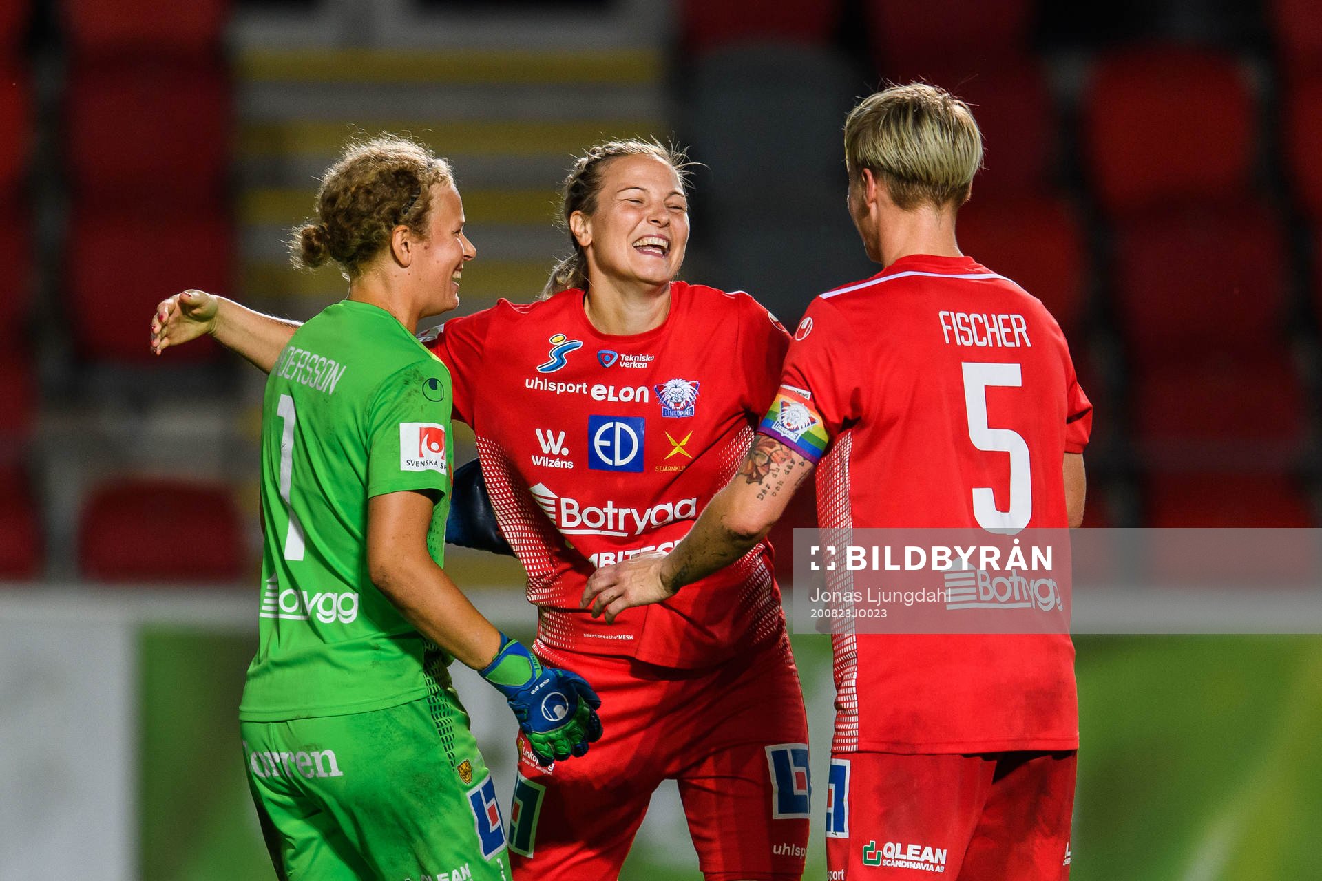 Linköpings målvakt Cajsa Andersson, Lisa Hurtig och Nilla Fischer jublar efter fotbollsmatchen i Damallsvenskan mellan Växjö och Linköping den 23 augusti 2020 i Växjö.
