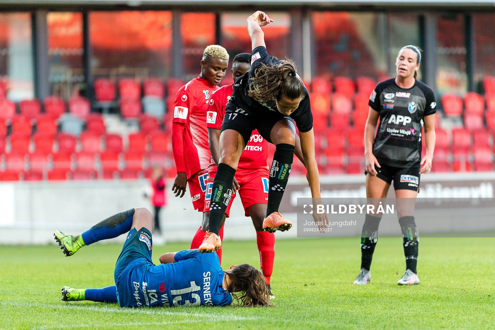 Växjös Nellie Karlsson hoppar över målvakt Katlynn