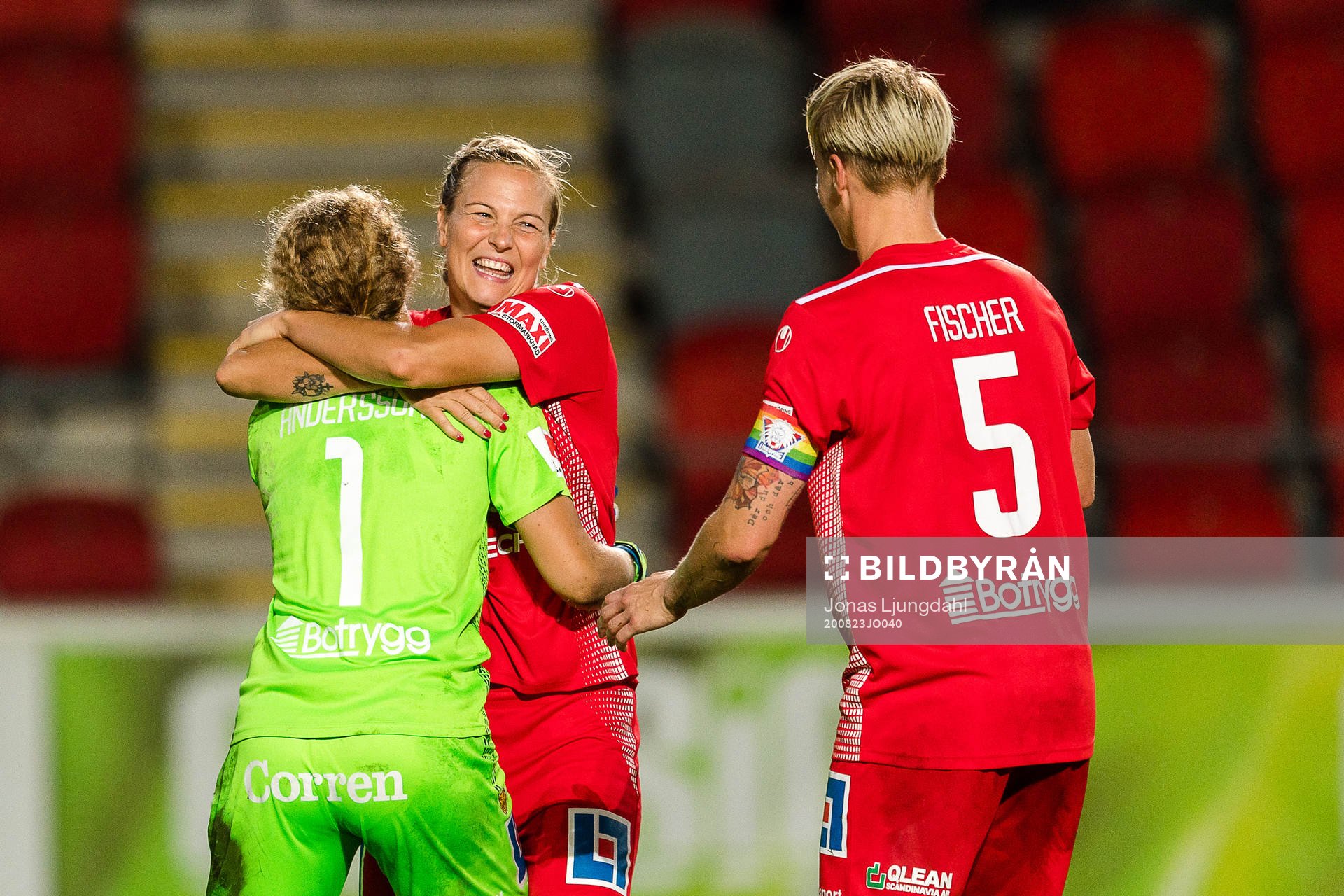 Linköpings målvakt Cajsa Andersson och Lisa Hurtig jublar