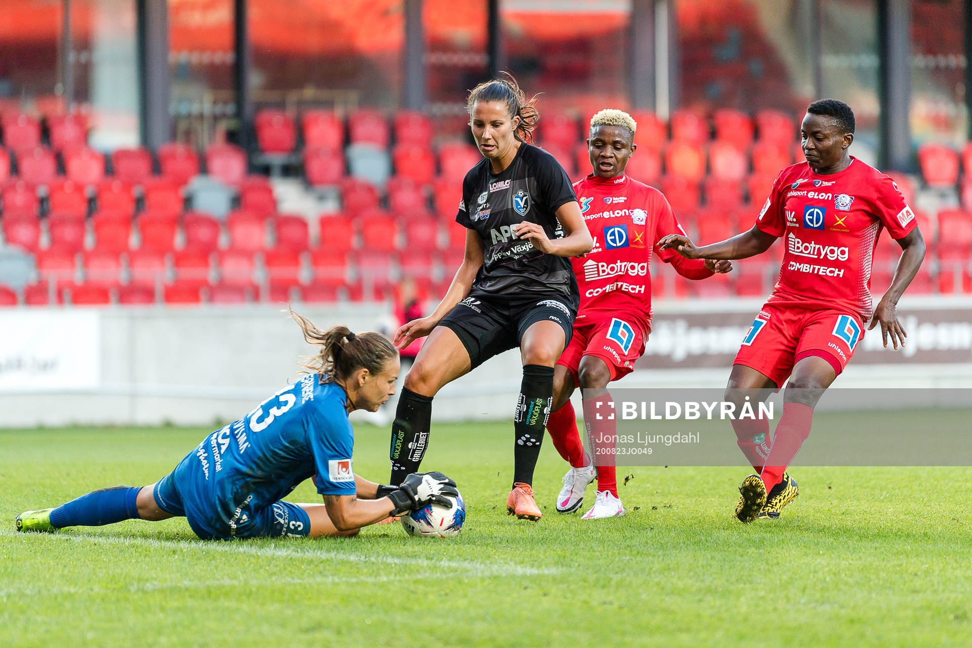 Växjös målvakt Katlynn Fraine och Nellie Karlsson när Linköpings Uchenna Grace Kanu och Orji Ebere oroar under fotbollsmatchen i Damallsvenskan mellan Växjö och Linköping den 23 augusti 2020 i Växjö.