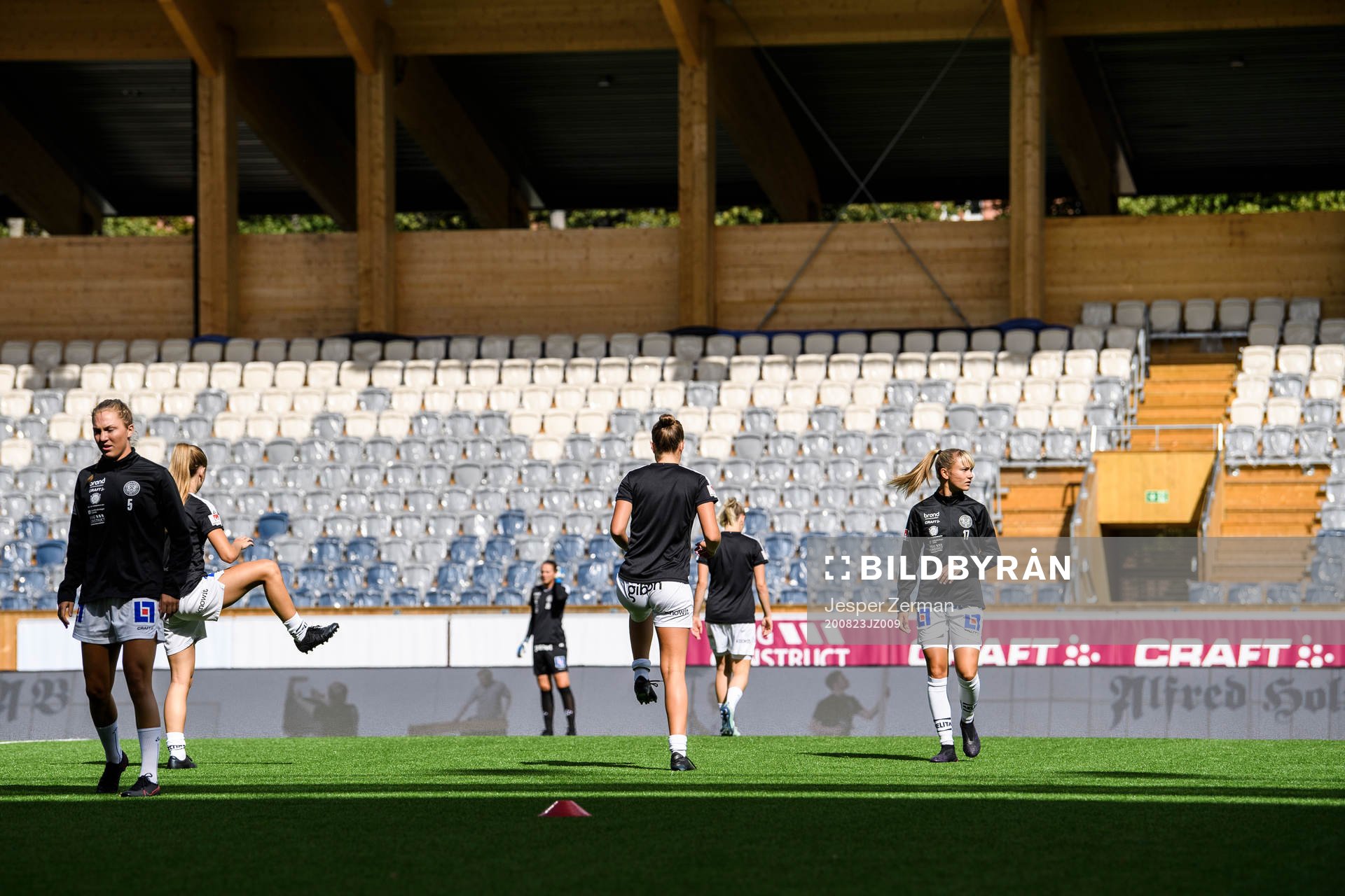 Uppsalas Märta Säfström och Angelina Thoreson  värmer