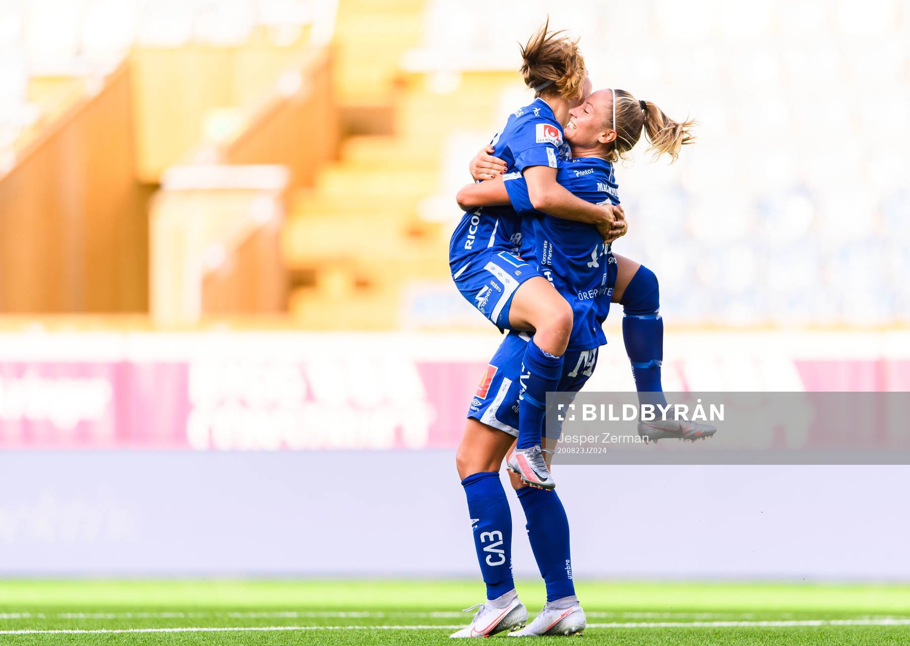 Örebros Karin Lundin och Heidi Kollanen jublar efter 1-2 under fotbollsmatchen i Damallsvenskan mellan Uppsala och Örebro den 23 augusti 2020 i Uppsala.