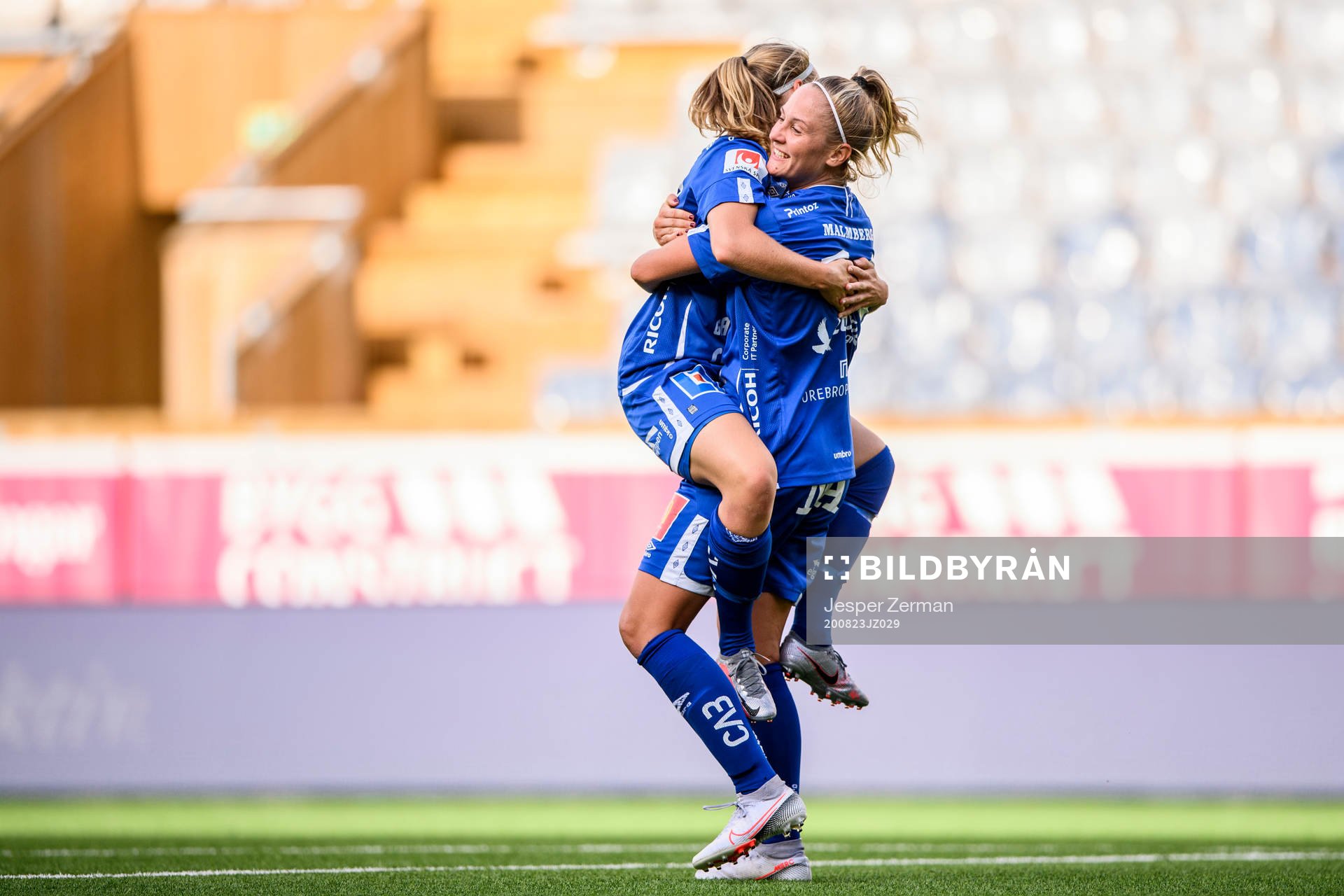 Örebros Heidi Kollanen (h) jublar med Karin Lundin (v)