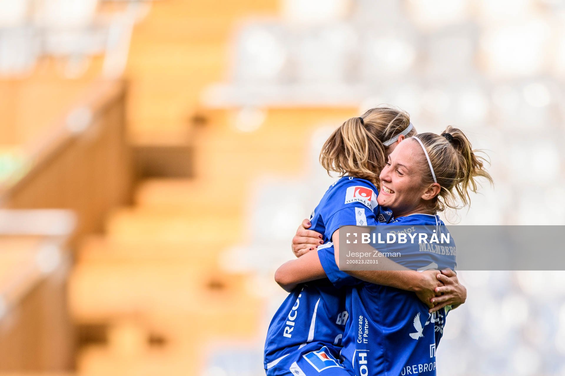 Örebros Heidi Kollanen jublar med Karin Lundin