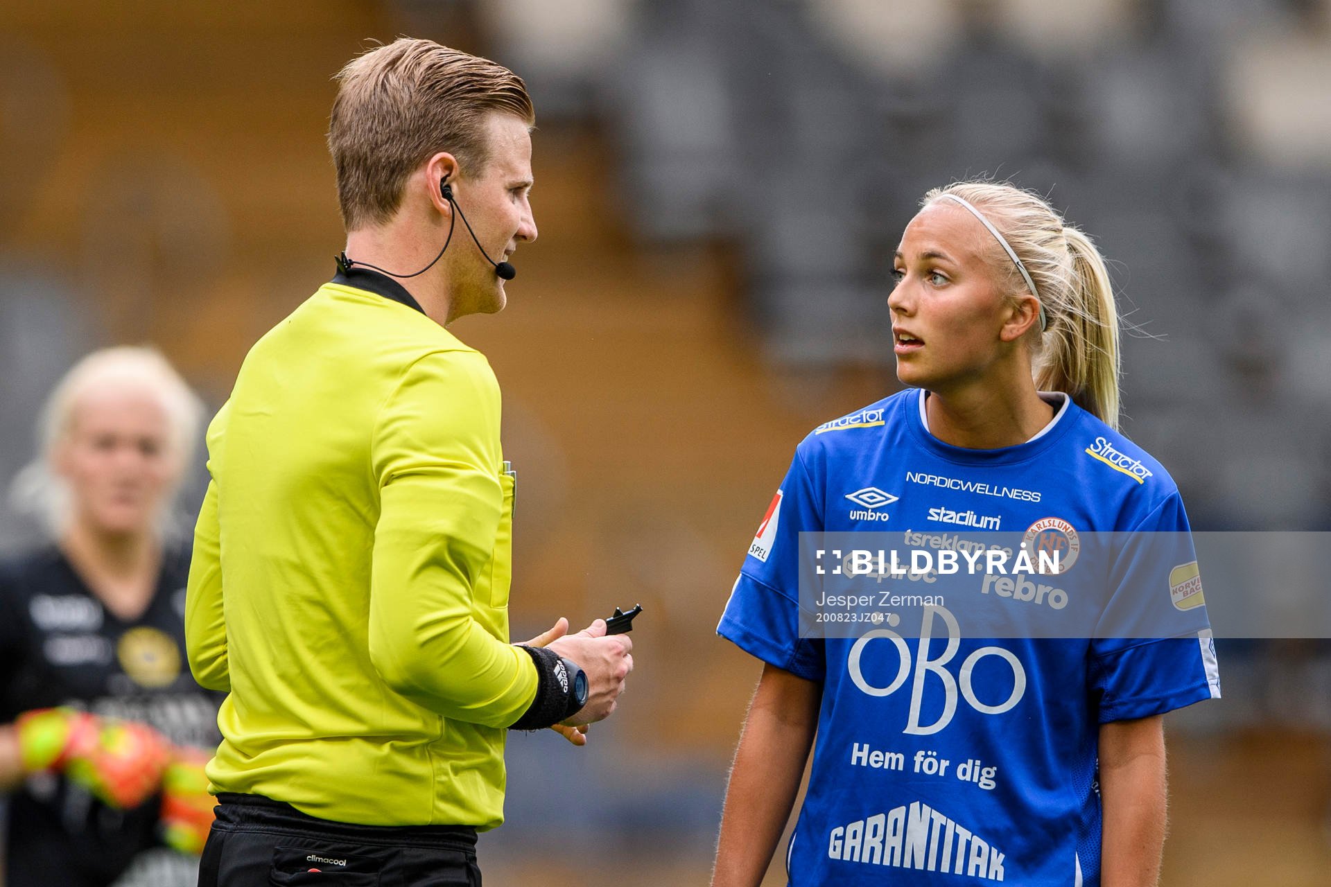 domare Robin Andersson och Örebros Sara Lilja Vidlund