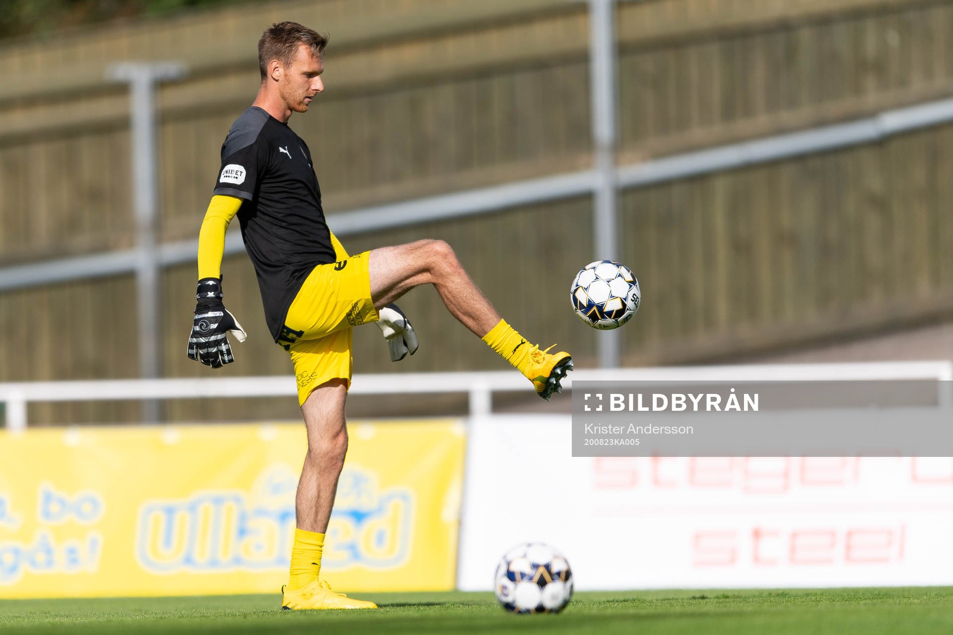 Örebros målvakt Jake Mcguire före fotbollsmatchen i