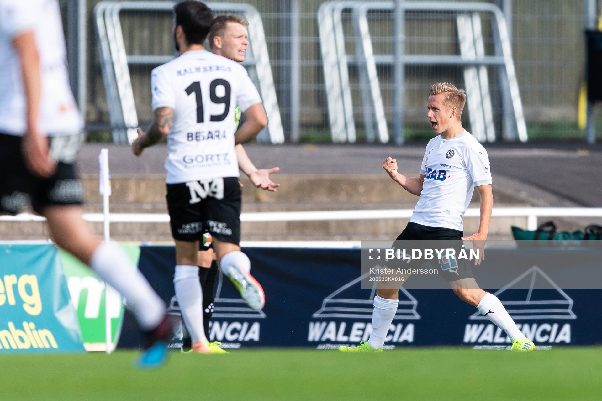 Örebros David Seger jublar