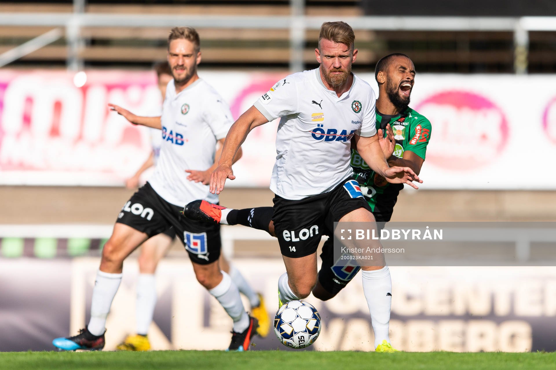 Örebros Michael Almebäck och Varbergs Junes Barny