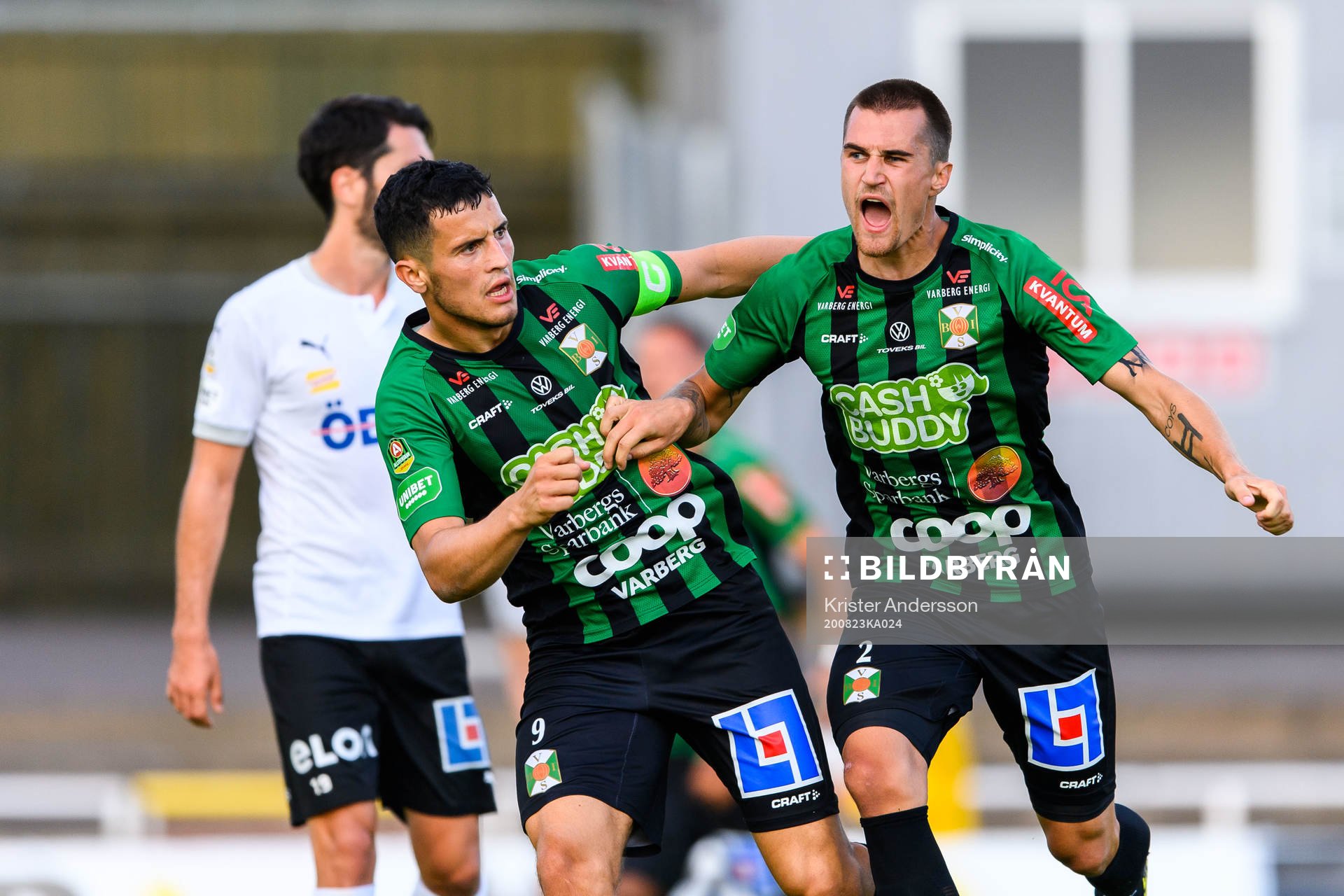 Varbergs Jon Birkfeldt jublar med Astrit Selmani efter 1-1 under fotbollsmatchen i Allsvenskan mellan Varberg och Örebro den 23 augusti 2020 i Varberg.