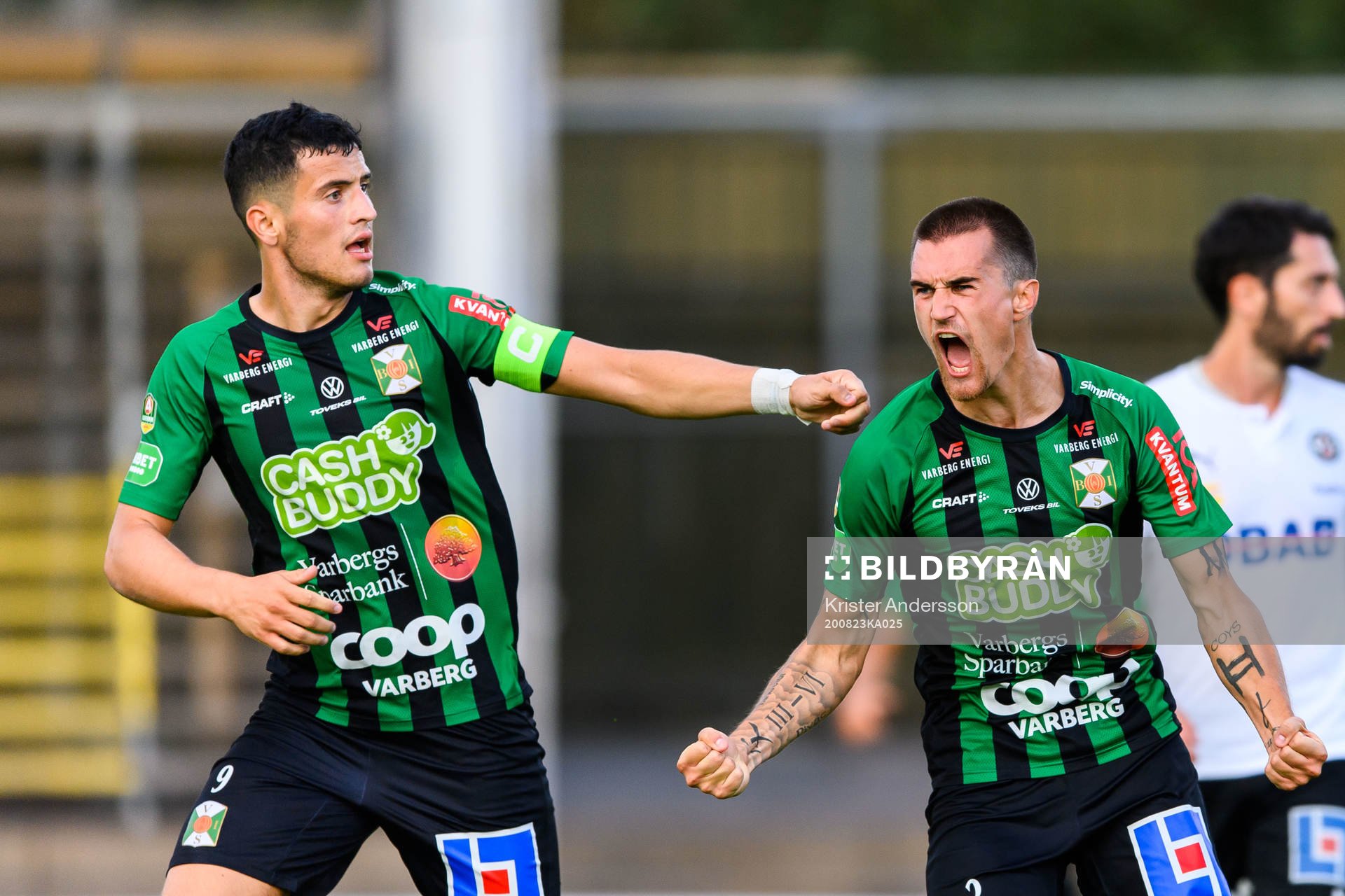 Varbergs Jon Birkfeldt jublar med Astrit Selmani efter 1-1 under fotbollsmatchen i Allsvenskan mellan Varberg och Örebro den 23 augusti 2020 i Varberg.