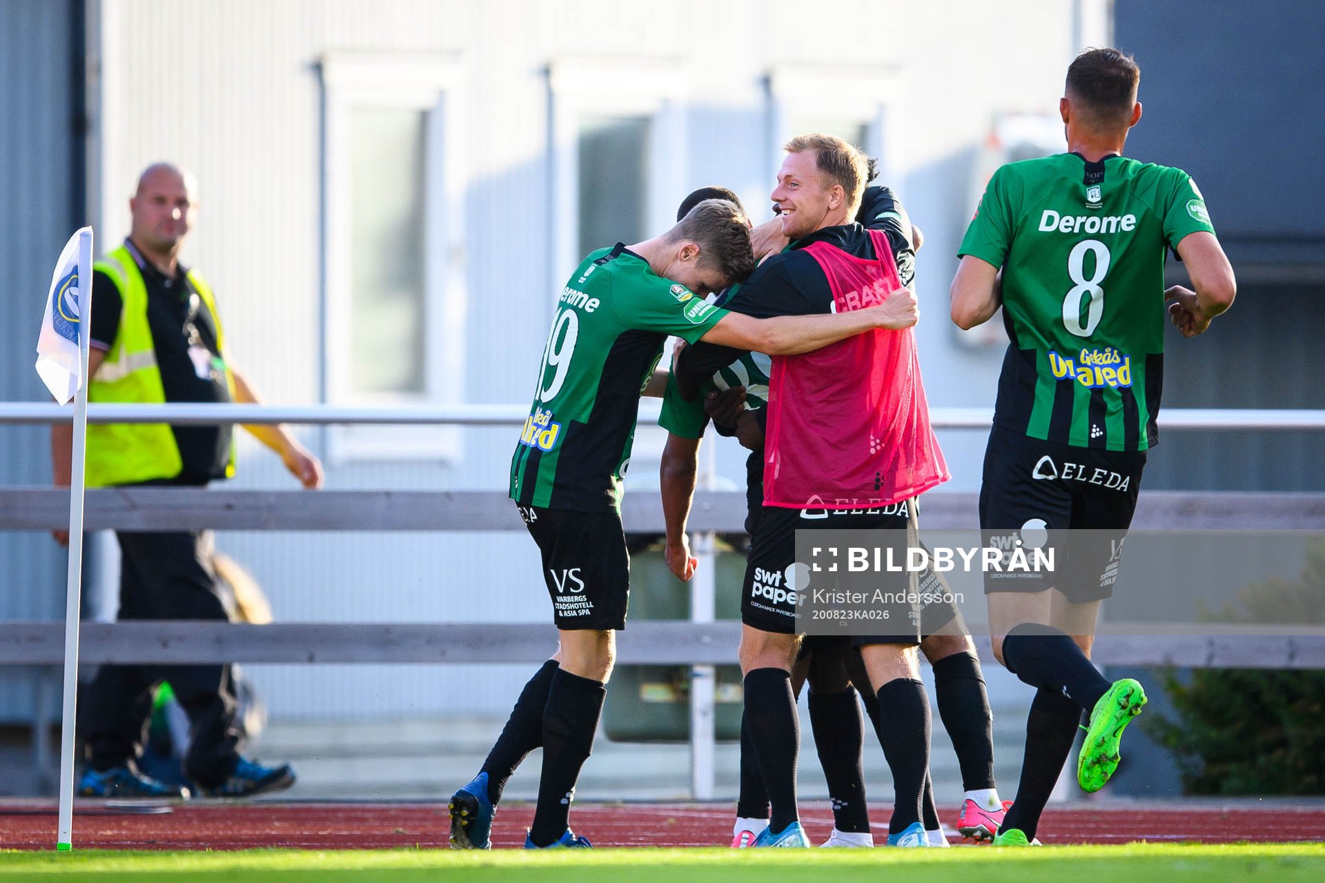 Varbergs Junes Barny jublar med lagkamrater