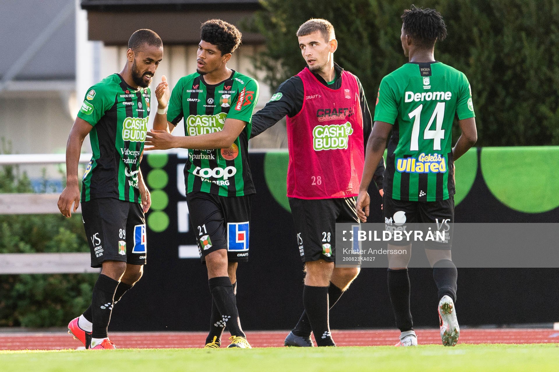 Varbergs Junes Barny jublar med lagkamrater