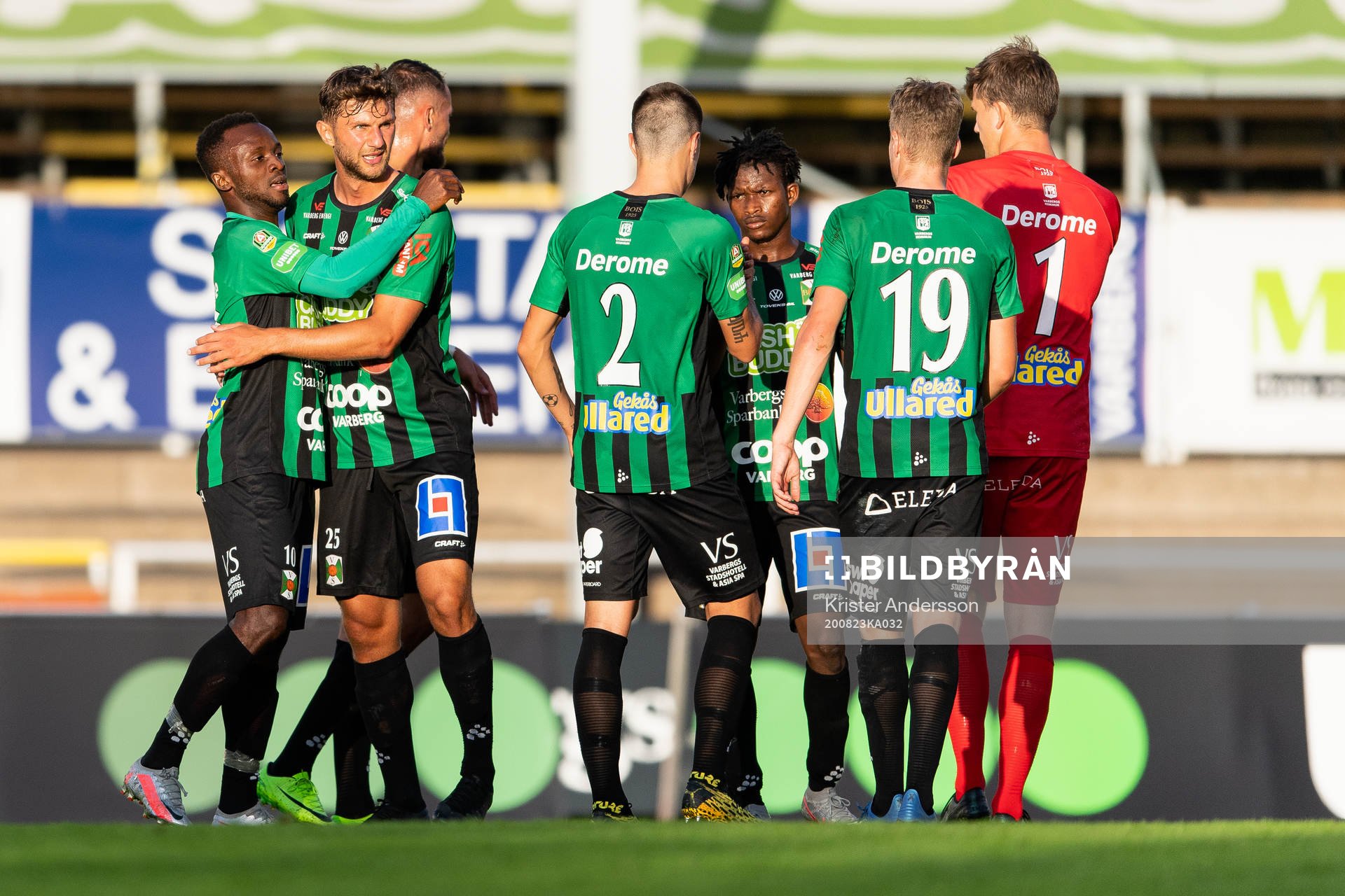 Varbergs spelare jublar efter fotbollsmatchen i Allsvenskan mellan Varberg och Örebro den 23 augusti 2020 i Varberg.