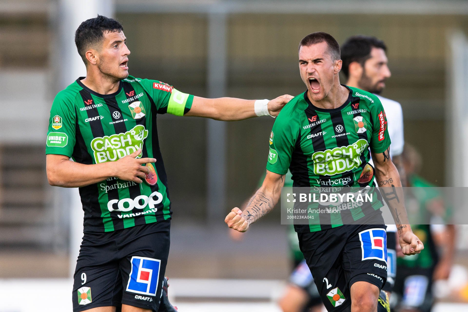 Varbergs Jon Birkfeldt (h) jublar med Astrit Selmani (v) efter 1-1 under fotbollsmatchen i Allsvenskan mellan Varberg och Örebro den 23 augusti 2020 i Varberg.