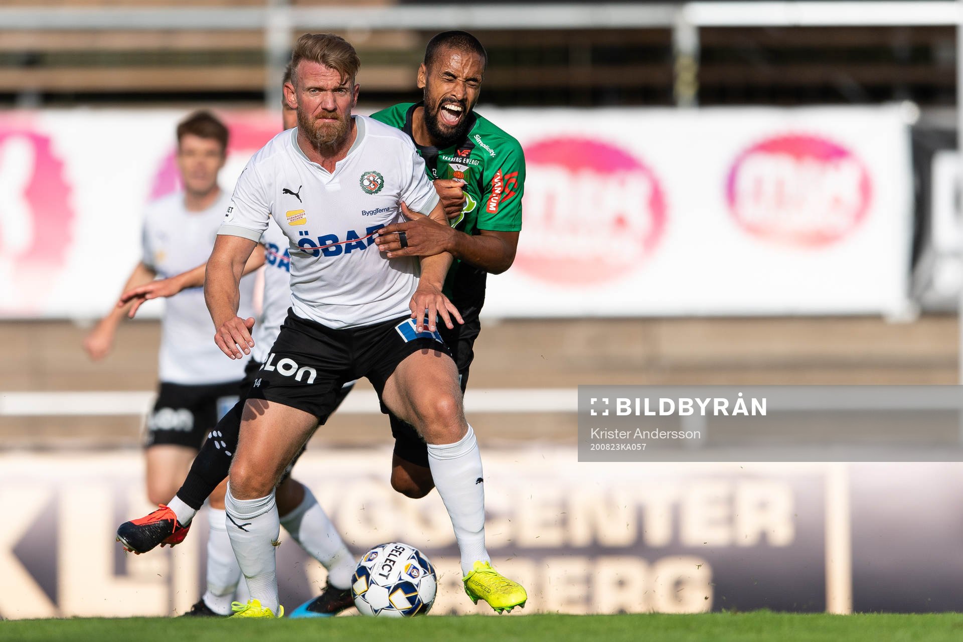 Örebros Michael Almebäck och Varbergs Junes Barny