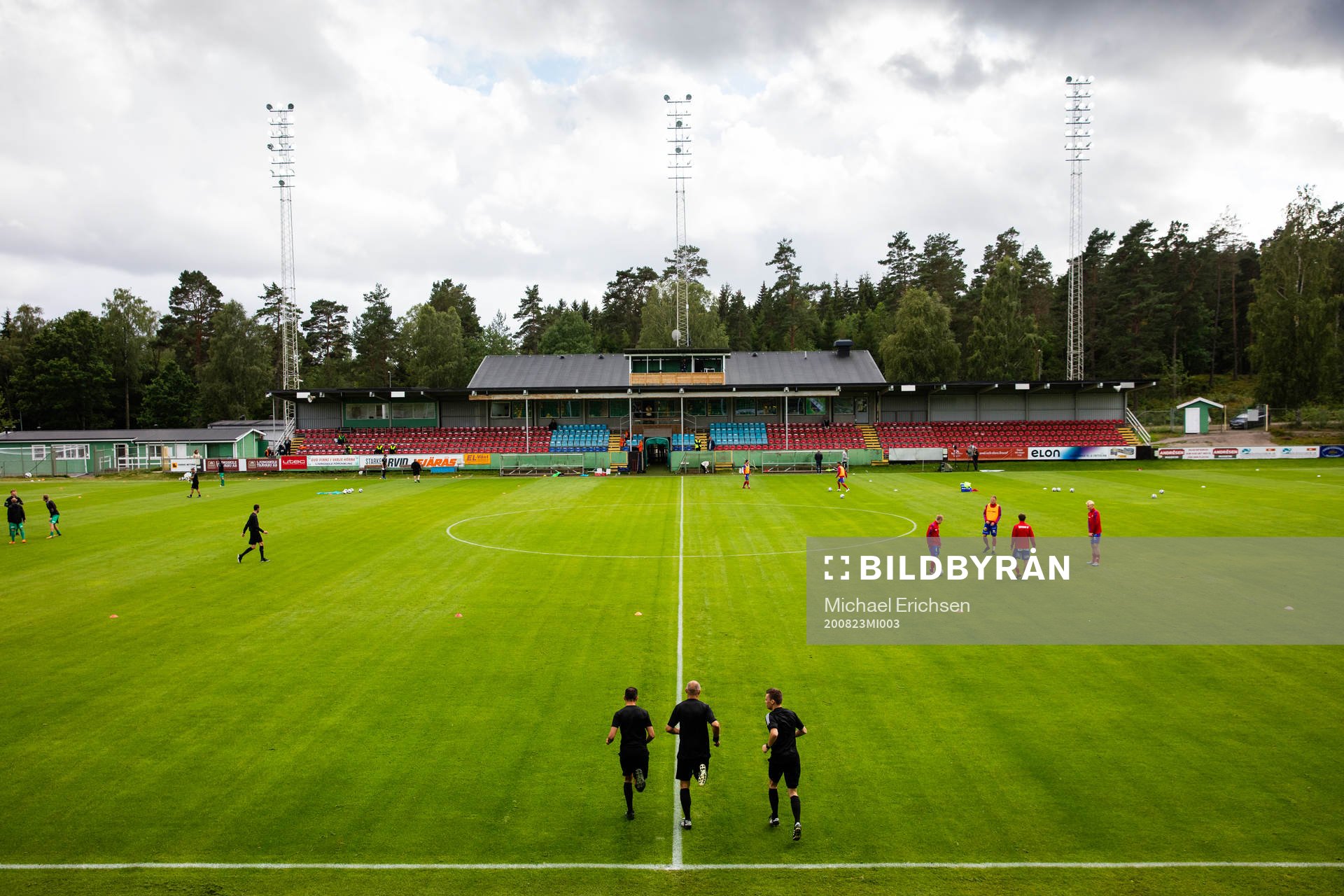 Lagen och domarna värmer upp på Skarsjövallen innan