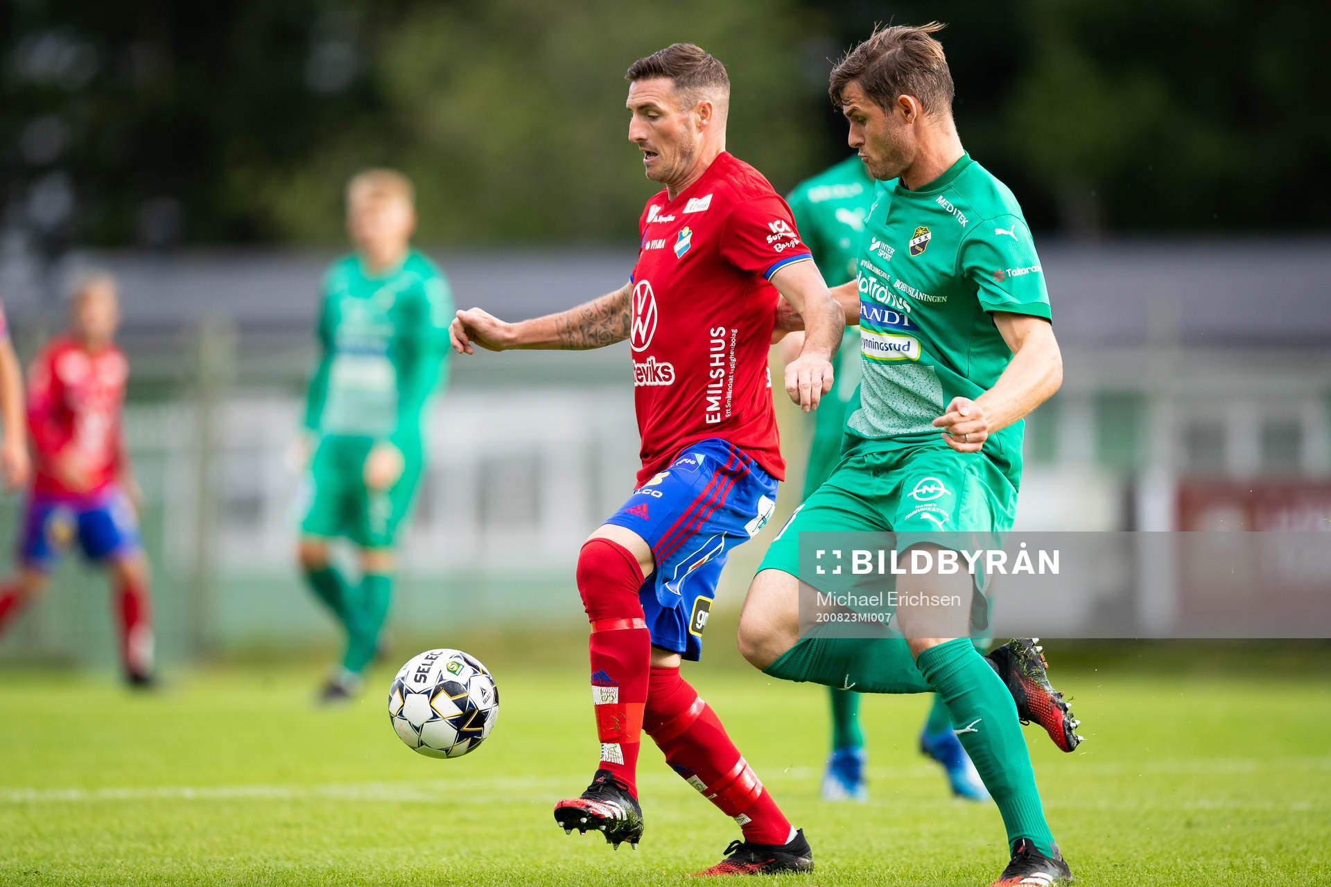 Östers James Keene och Ljungskiles Adam Rosén under fotbollsmatchen i Superettan mellan Ljungskile och Öster den 23 augusti 2020 i Ljungskile.