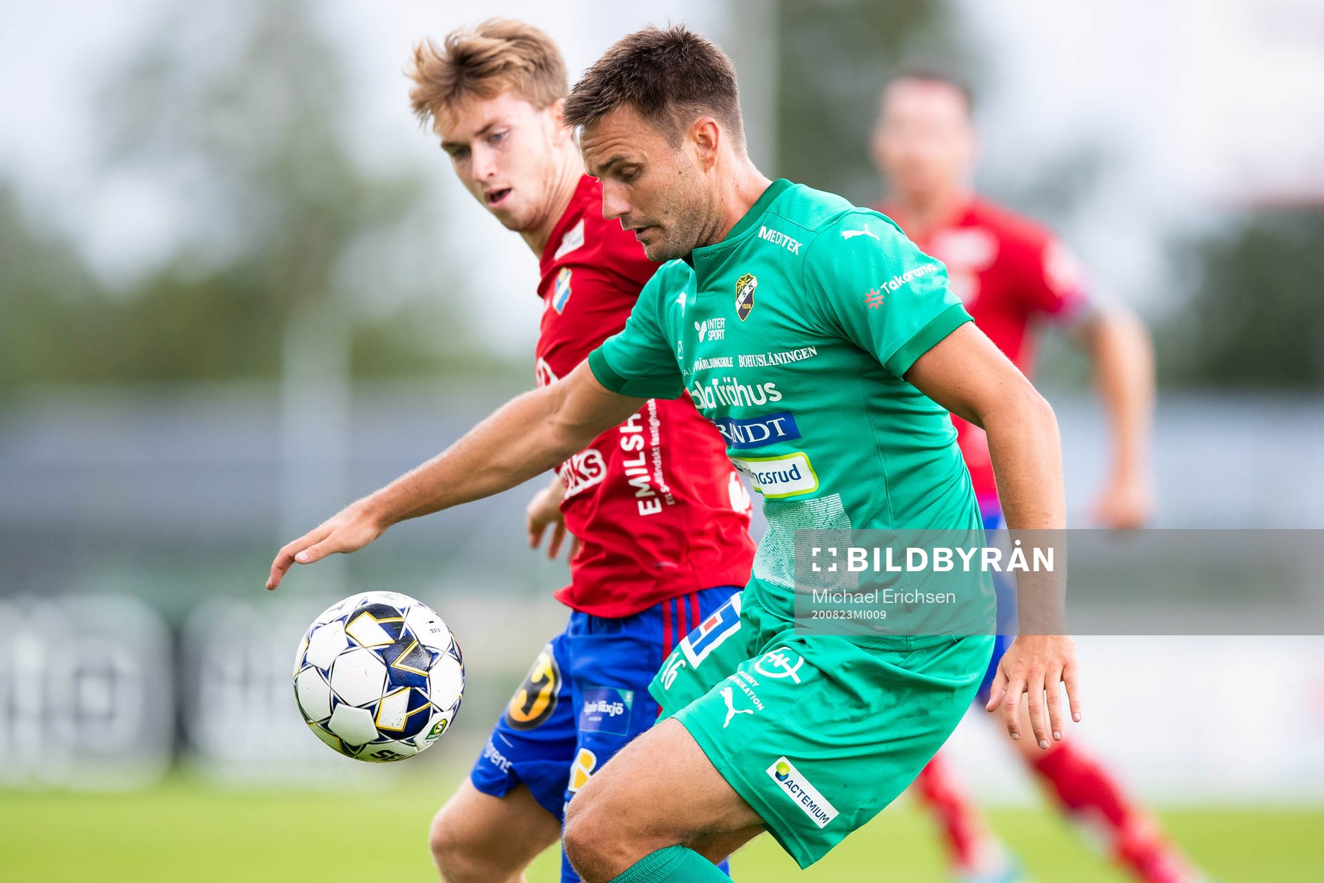 Ljungskiles Johannes Vall och Östers Carl Johansson under fotbollsmatchen i Superettan mellan Ljungskile och Öster den 23 augusti 2020 i Ljungskile.
