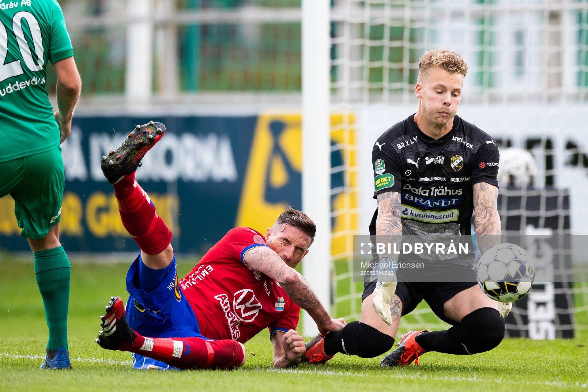 Östers James Keene och Ljungskiles målvakt Robin Wallinder