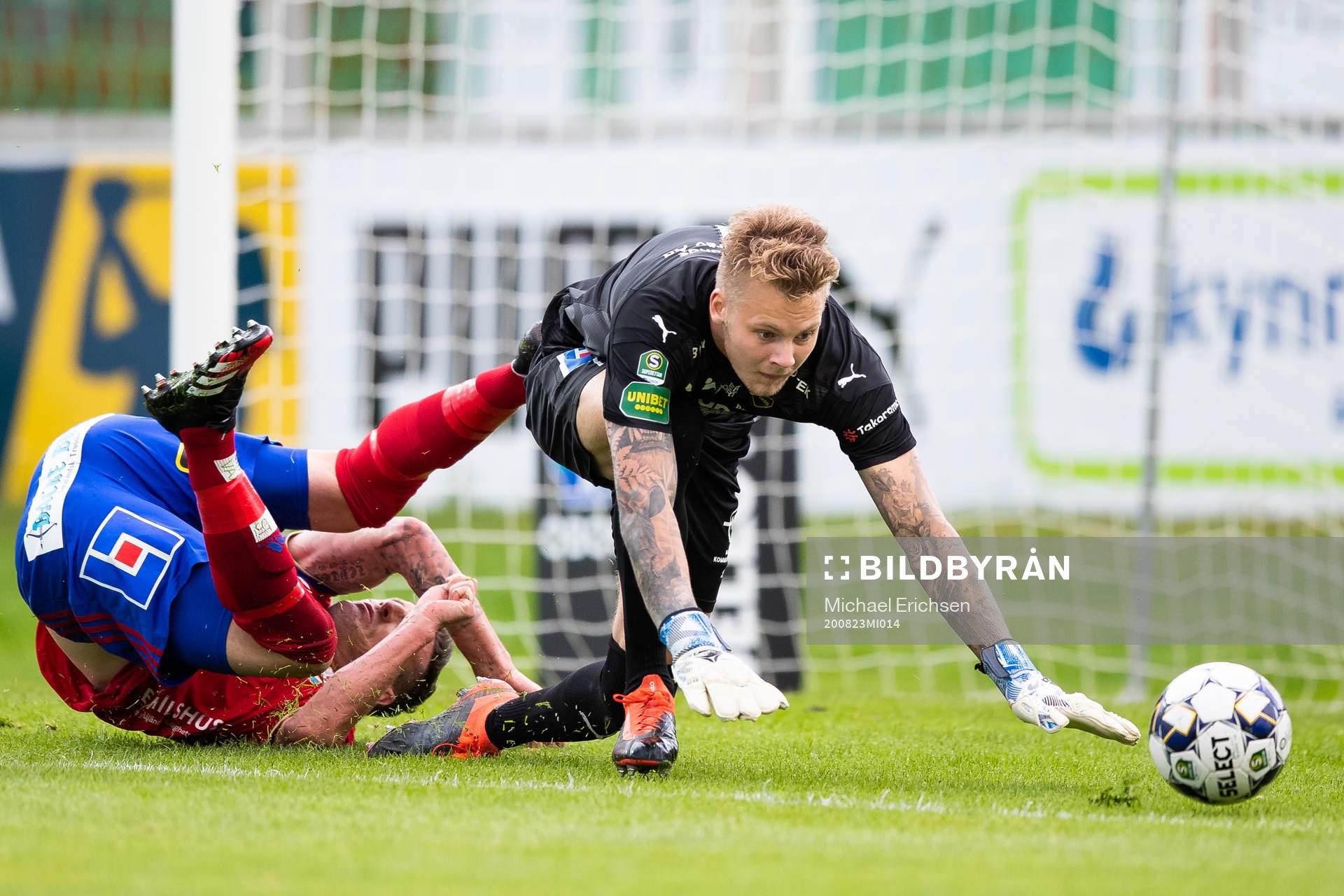 Östers James Keene och Ljungskiles målvakt Robin Wallinder