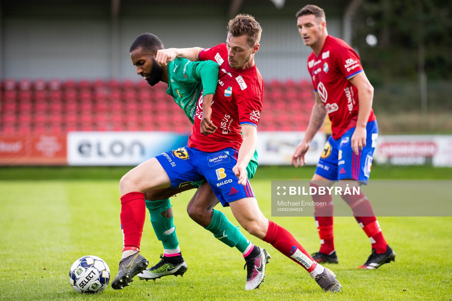Ljungskiles Mirad Garza och Östers Nicolas Mortensen under fotbollsmatchen i Superettan mellan Ljungskile och Öster den 23 augusti 2020 i Ljungskile.