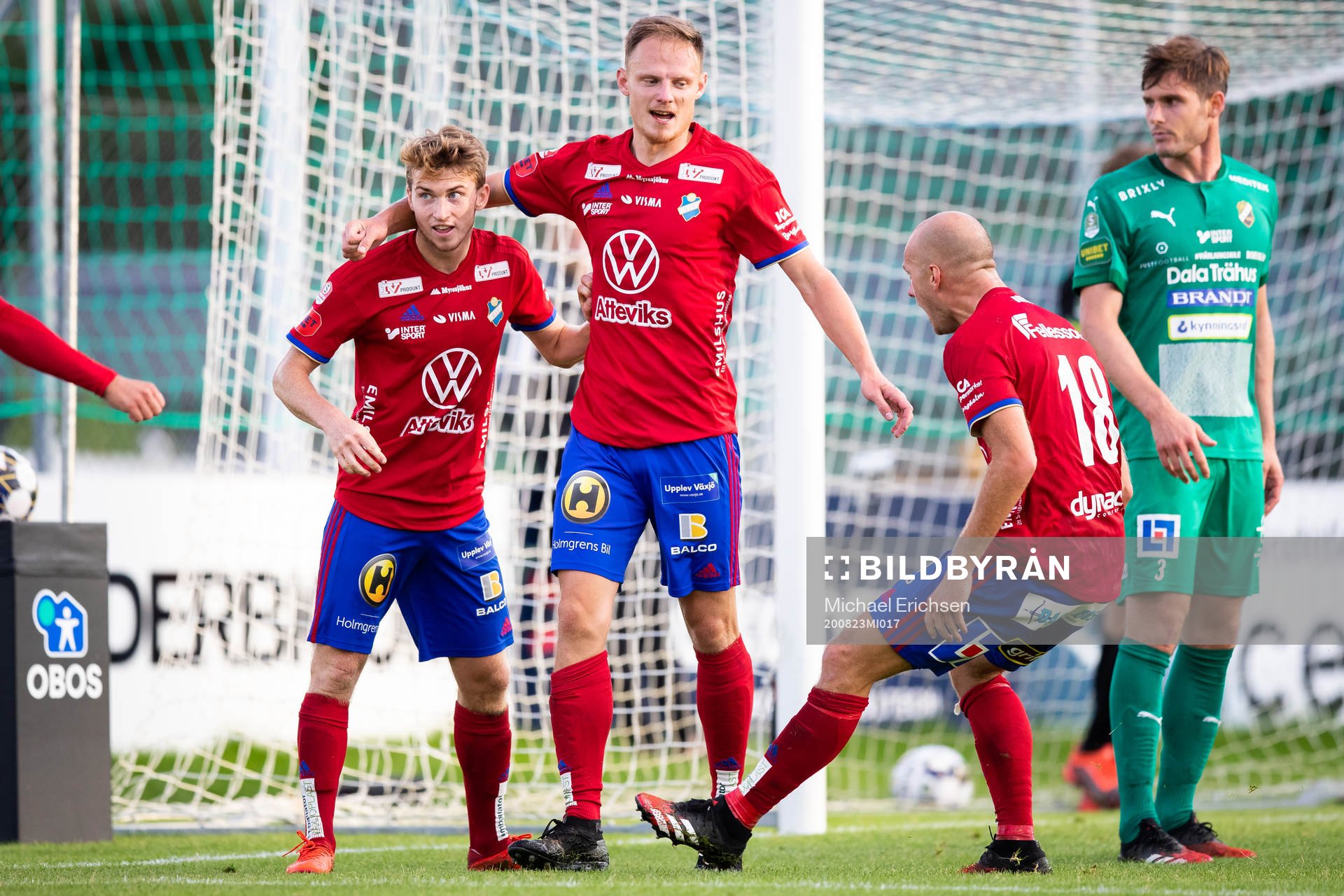Östers Simon Alexandersson (mitten) jublar ihop med Carl