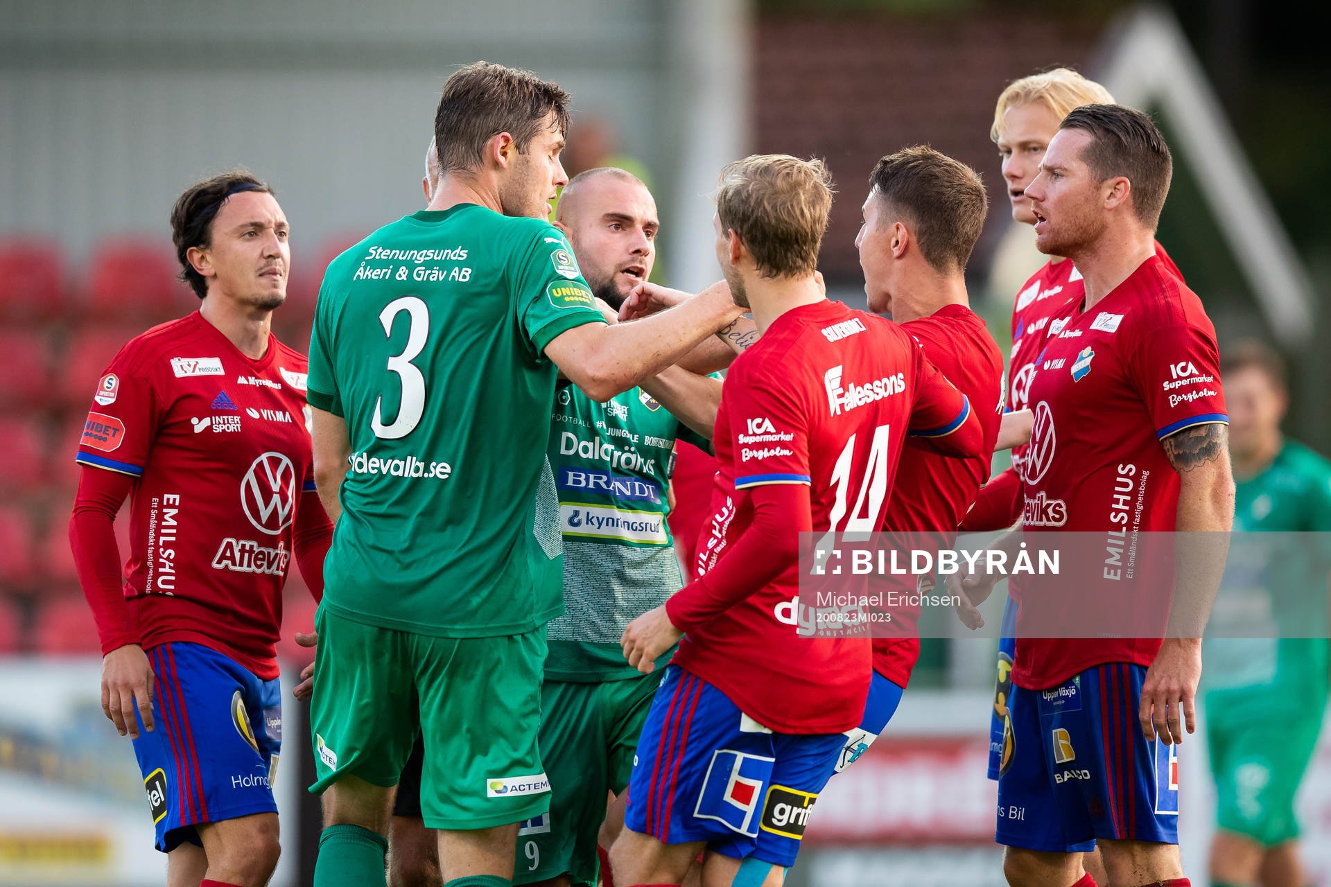 Stökigt mellan lagen när Ljungskiles Adam Rosén får ett