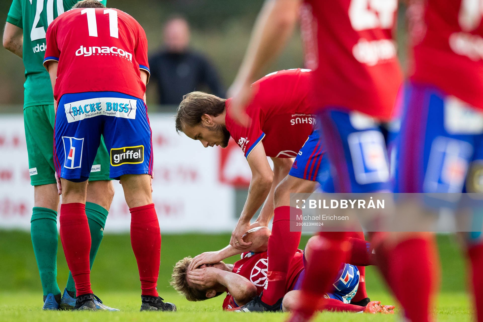 Östers Carl Johansson liggande med ont i ansiktet
