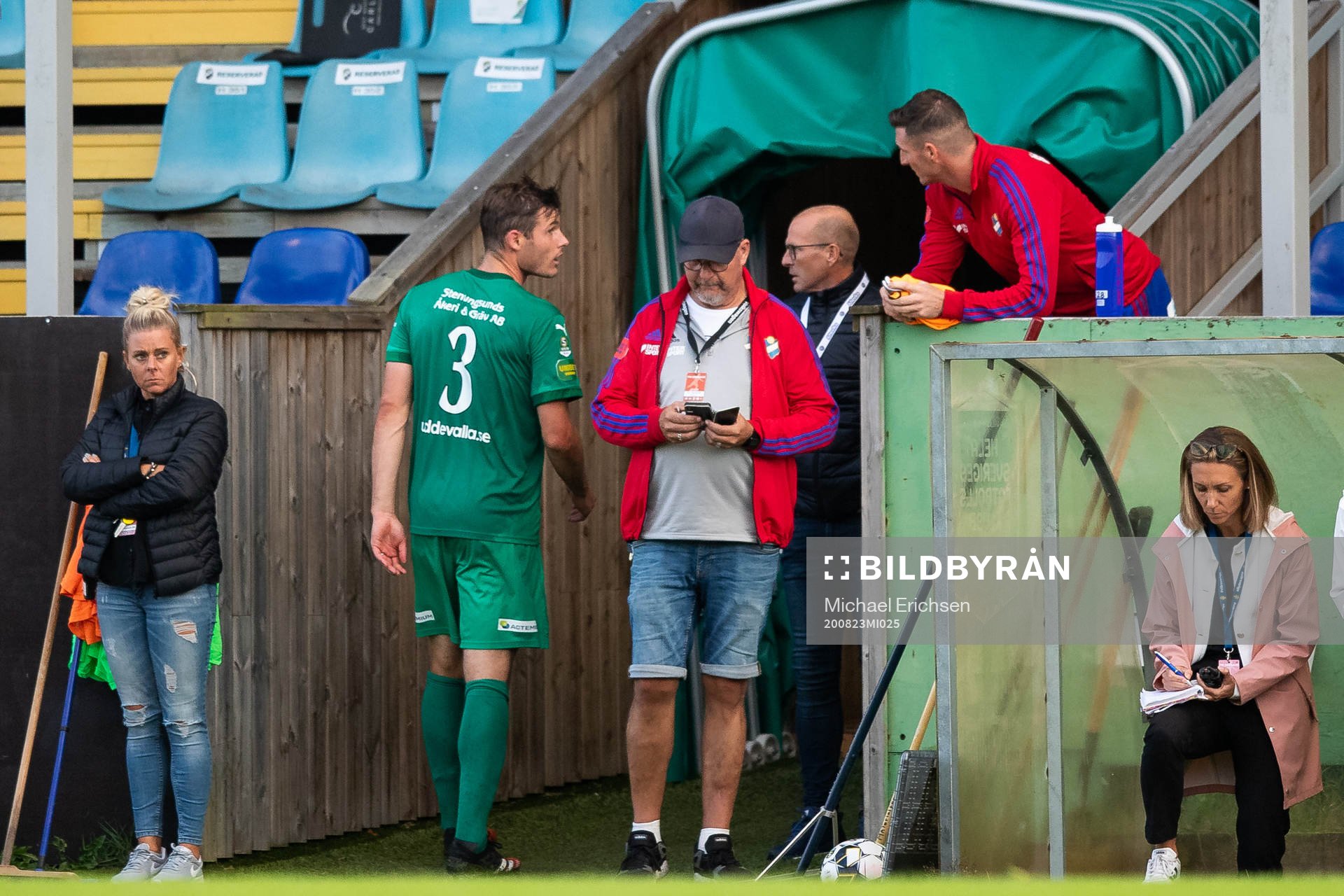 Ljungskiles Adam Rosén pratar med Östers James Keene på väg av planen efter att ha fått rött kort under fotbollsmatchen i Superettan mellan Ljungskile och Öster den 23 augusti 2020 i Ljungskile.