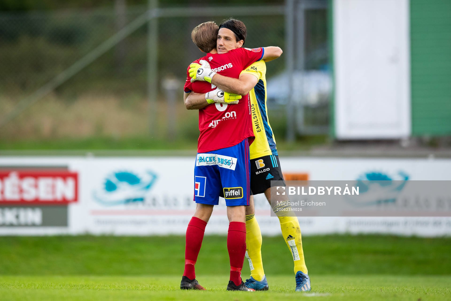 Östers Stefan Karlsson och målvakt Damir Mehic jublar efter fotbollsmatchen i Superettan mellan Ljungskile och Öster den 23 augusti 2020 i Ljungskile.