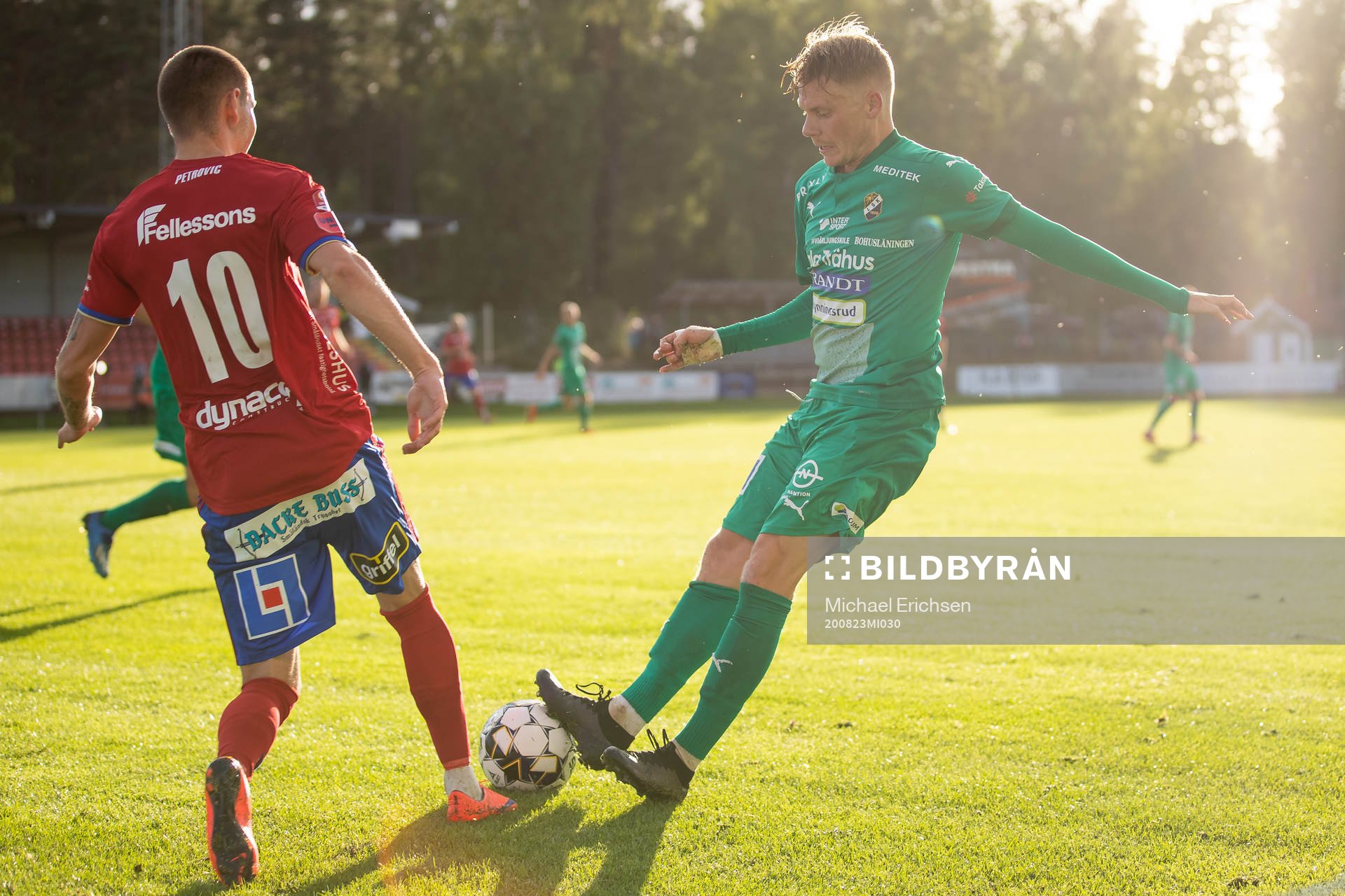 Östers Petar Petrovic och Ljungskiles Johan Svahn