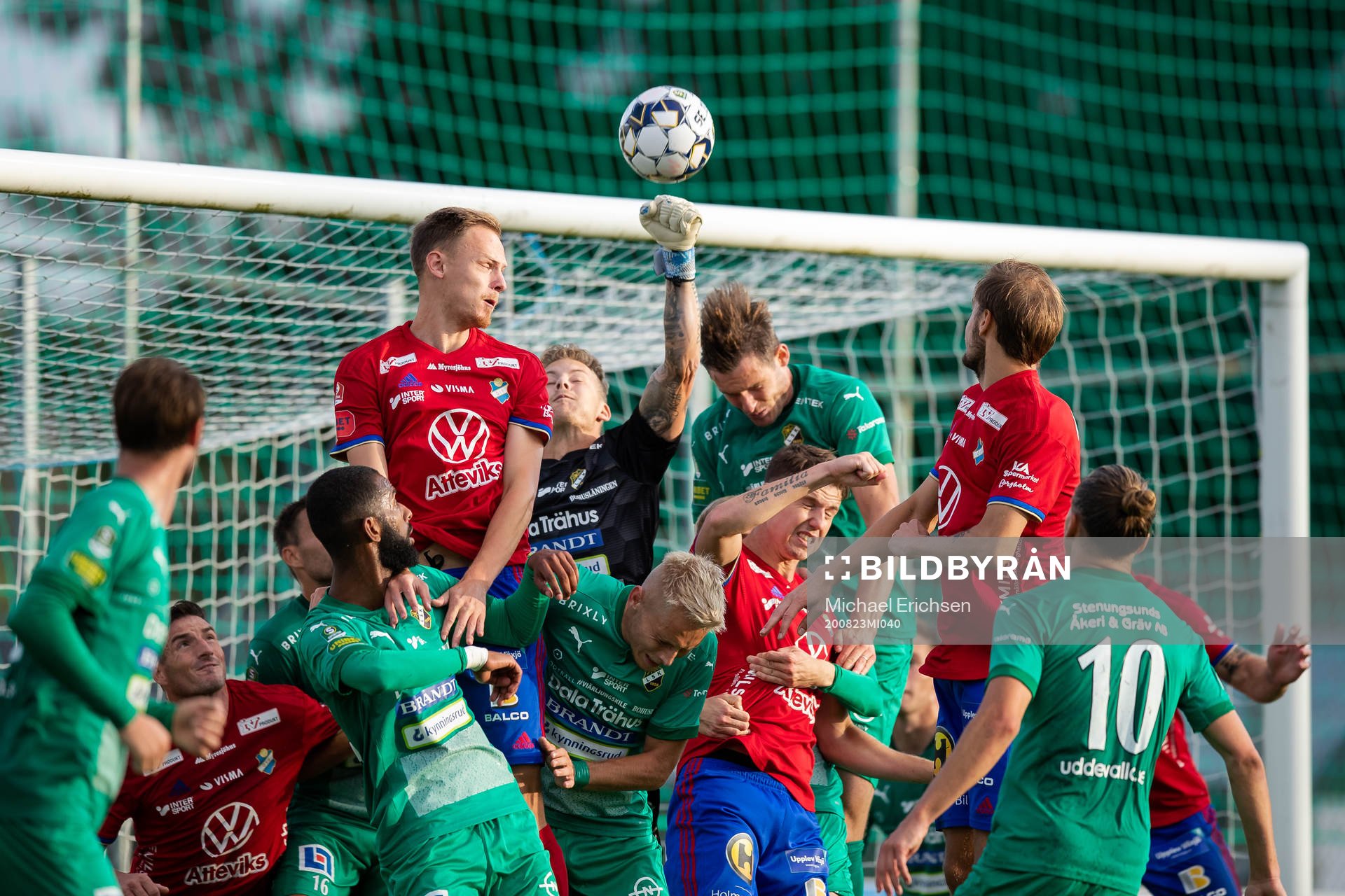 Ljungskiles målvakt Robin Wallinder når högst på en