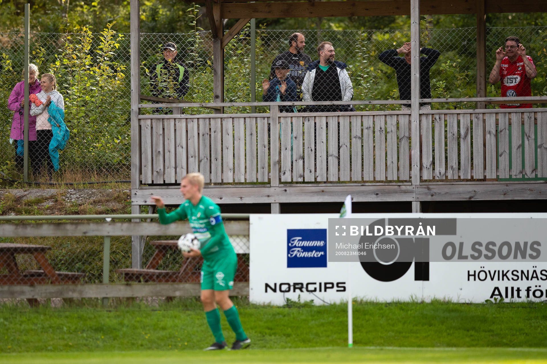 Åskådare utanför arenan
