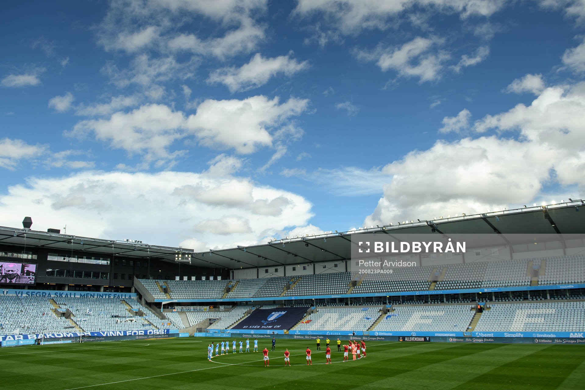 Spelarna samlas under en tyst minut för Malmö FFs tidigare ordförande Hans Cavalli-Björkman under fotbollsmatchen i Allsvenskan mellan Malmö FF och Falkenberg den 23 augusti 2020 i Malmö.