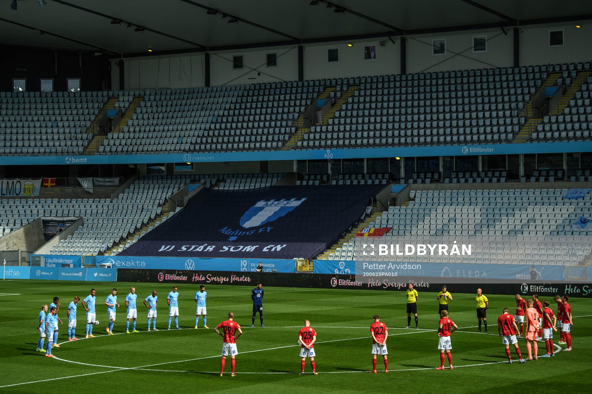 Spelarna samlas under en tyst minut för Malmö FFs tidigare ordförande Hans Cavalli-Björkman under fotbollsmatchen i Allsvenskan mellan Malmö FF och Falkenberg den 23 augusti 2020 i Malmö.