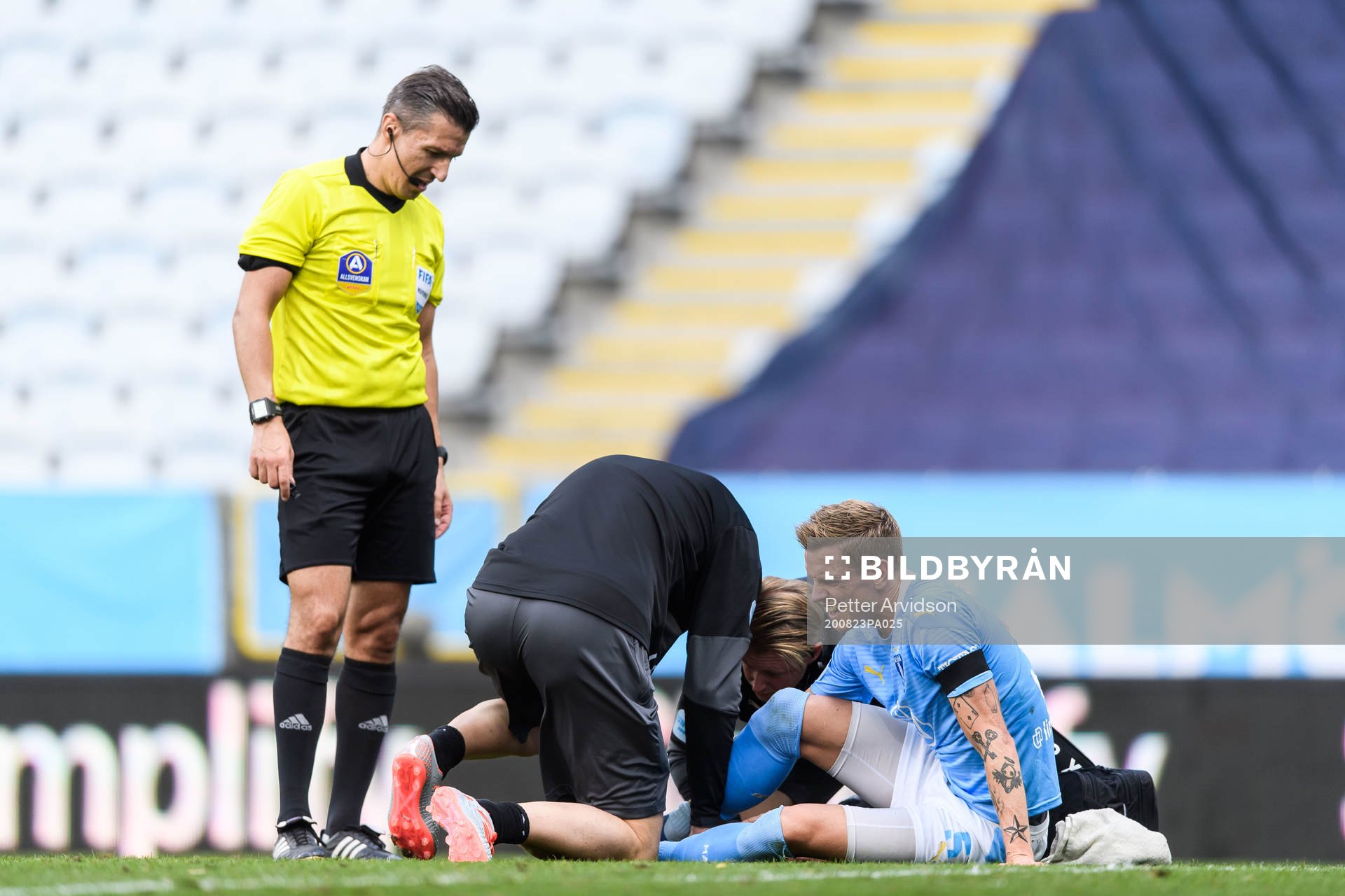 Malmö FFs Sören Rieks har ont och får vård