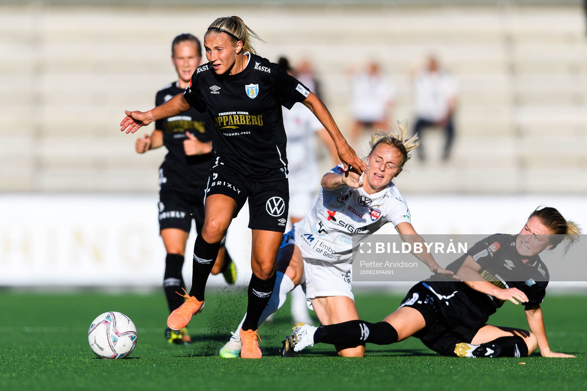 Rosengårds Mimmi Larsson mot Göteborgs Emma Koivisto och Andrea Simonovic Pajovic under fotbollsmatchen i Damallsvenskan mellan FC Rosengård och Kopparbergs/Göteborg den 23 augusti 2020 i Malmö.