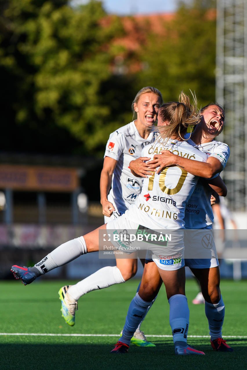 Rosengårds Alexandra Lowe Riley jublar med lagkamrater