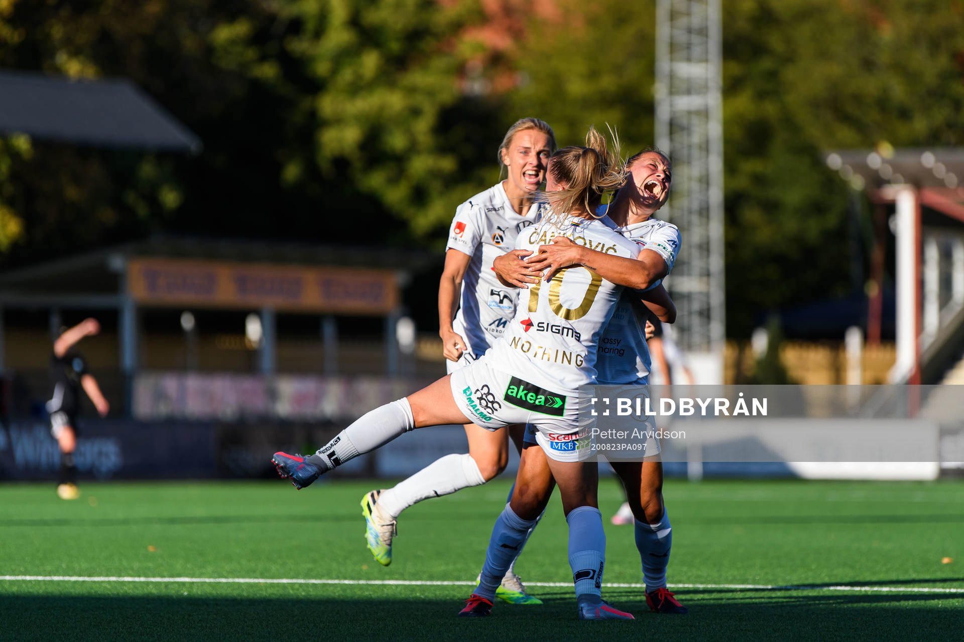 Rosengårds Alexandra Lowe Riley jublar med lagkamrater