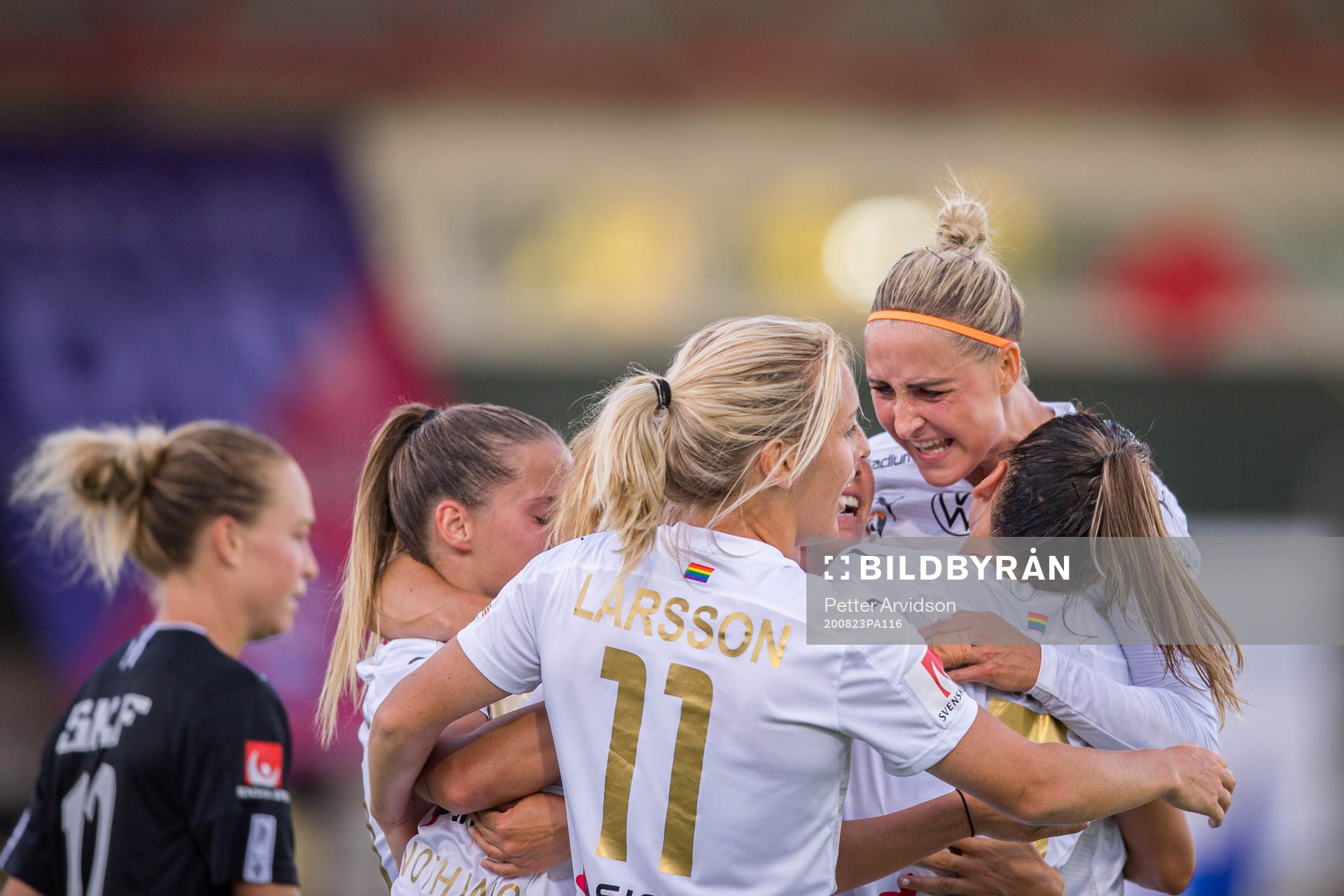 Rosengårds Mimmi Larsson och Sanne Troelsgaard jublar med Jessica Samuelsson efter 2-0 målet under fotbollsmatchen i Damallsvenskan mellan FC Rosengård och Kopparbergs/Göteborg den 23 augusti 2020 i Malmö.