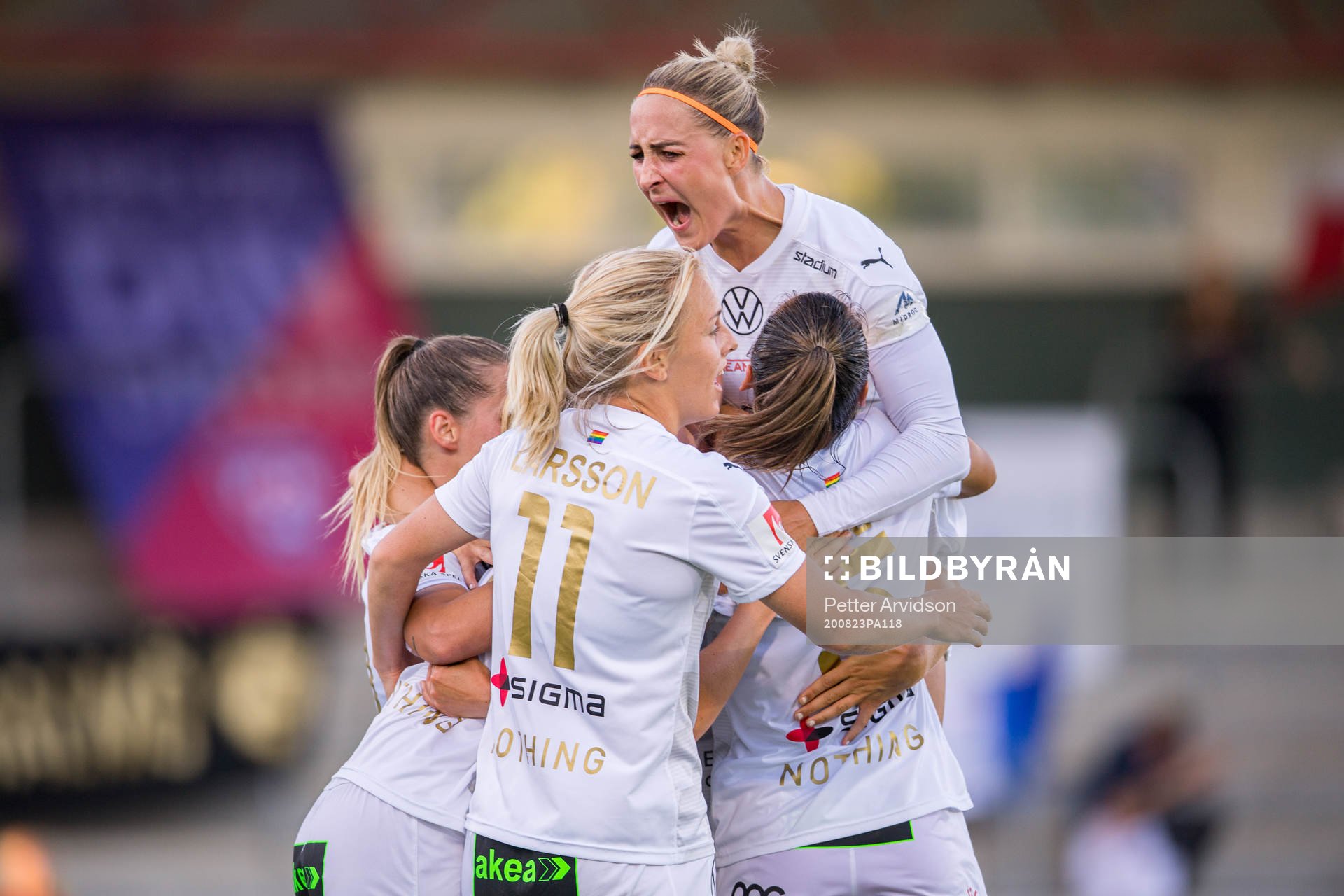 Rosengårds Mimmi Larsson och Sanne Troelsgaard jublar med