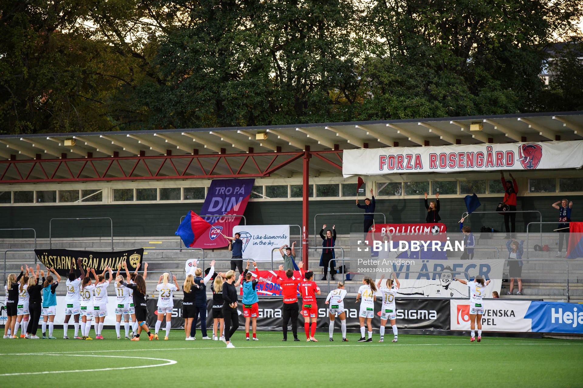 Rosengårds spelare tackar sina supportrar