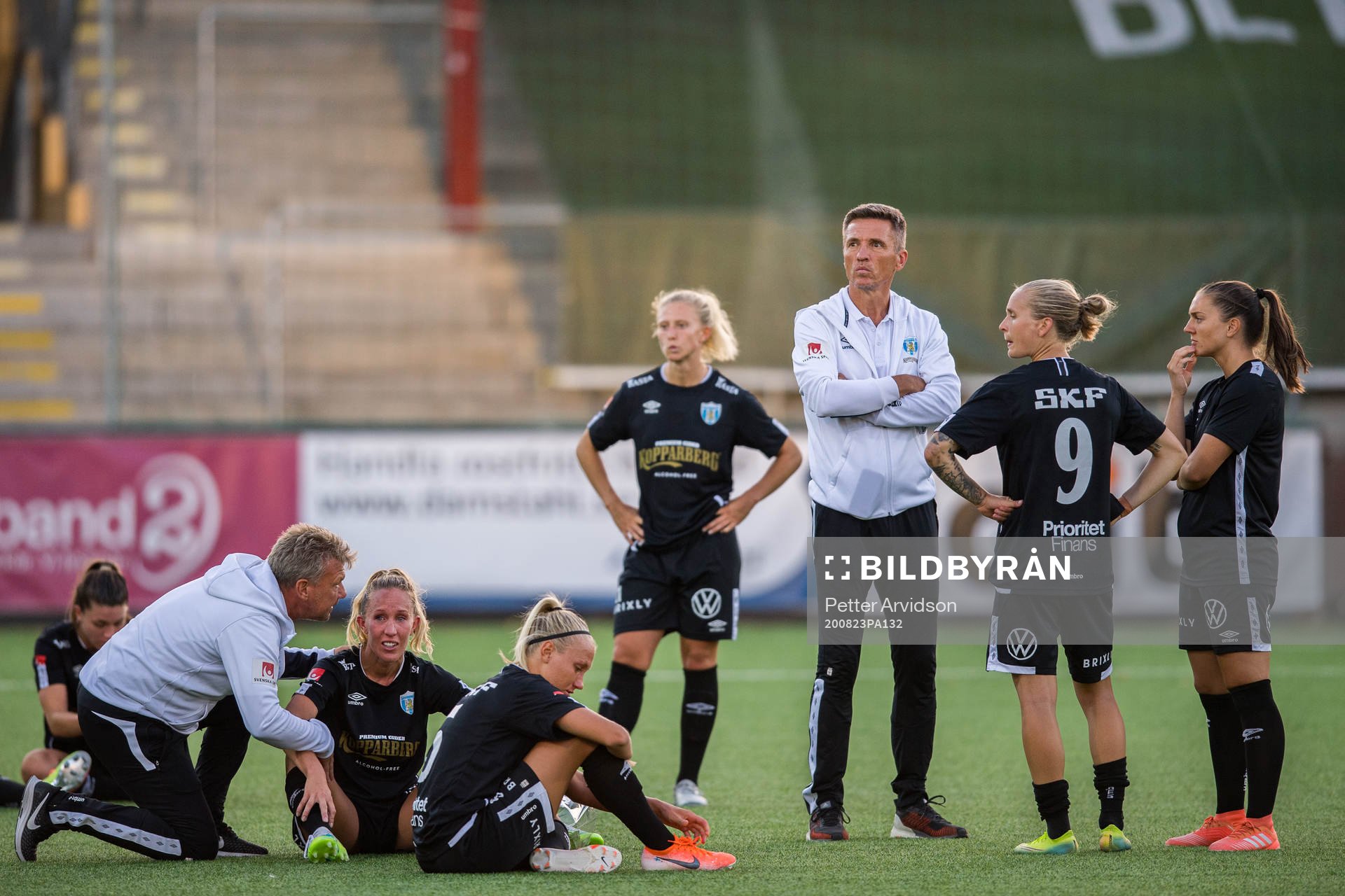 Göteborgs spelare med tränare Mats Gren i mitten deppar