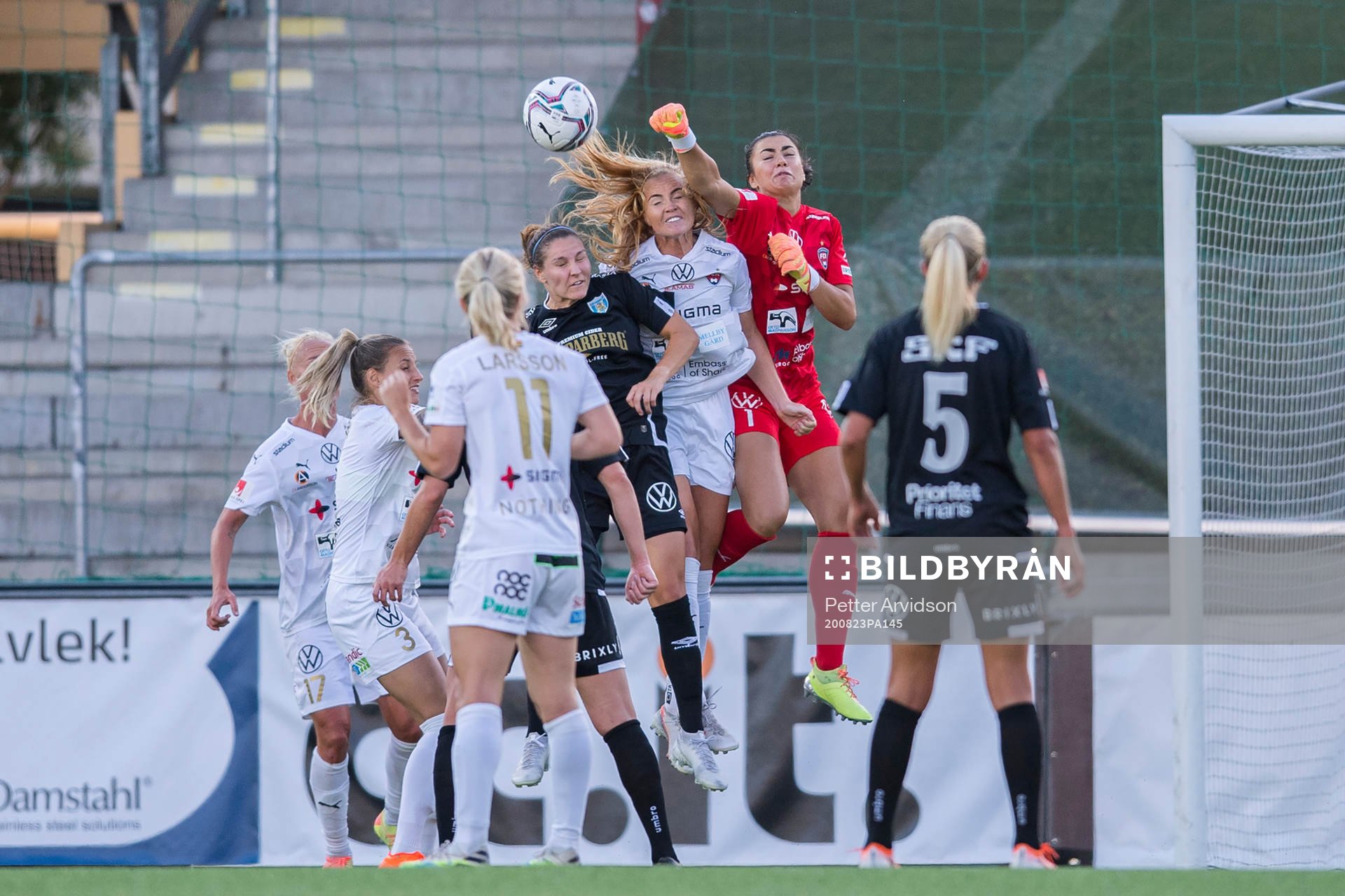 Rosengårds målvakt Zecira Musovic boxar undan bollen