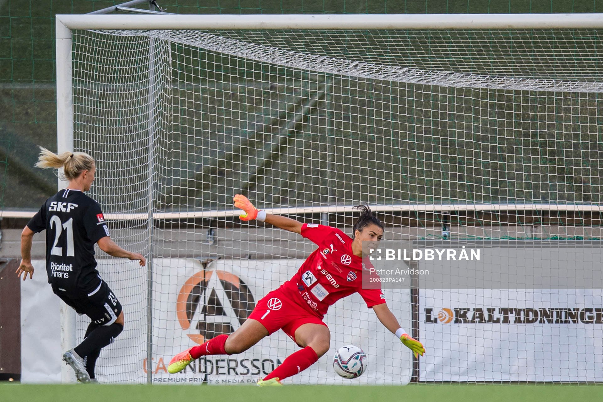 Göteborgs Rebecka Blomqvist med en målchans mot