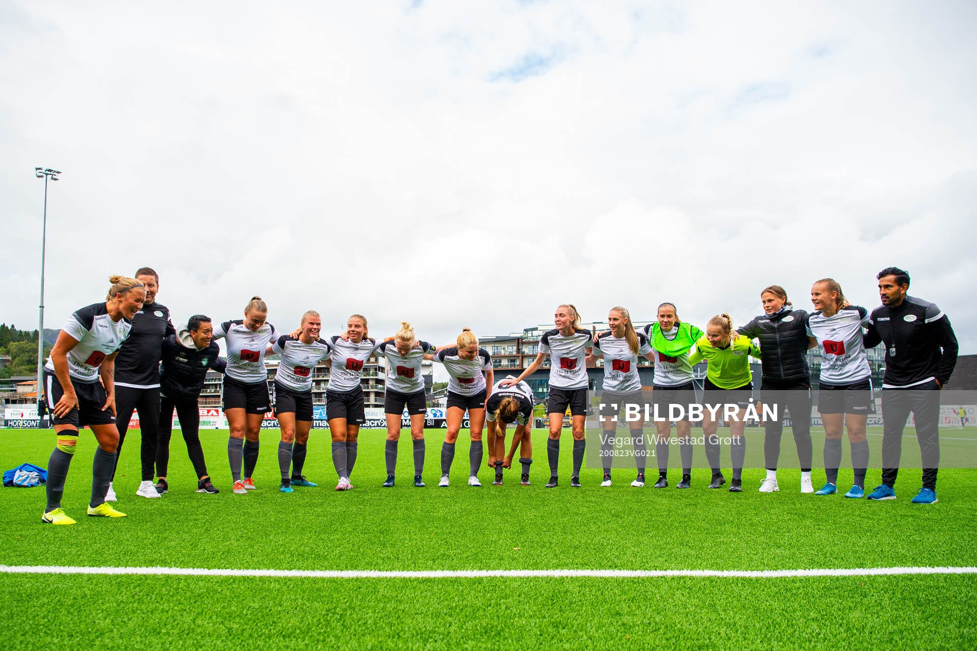 Cathrine Dyngvold and the players of Amazon Grimstad