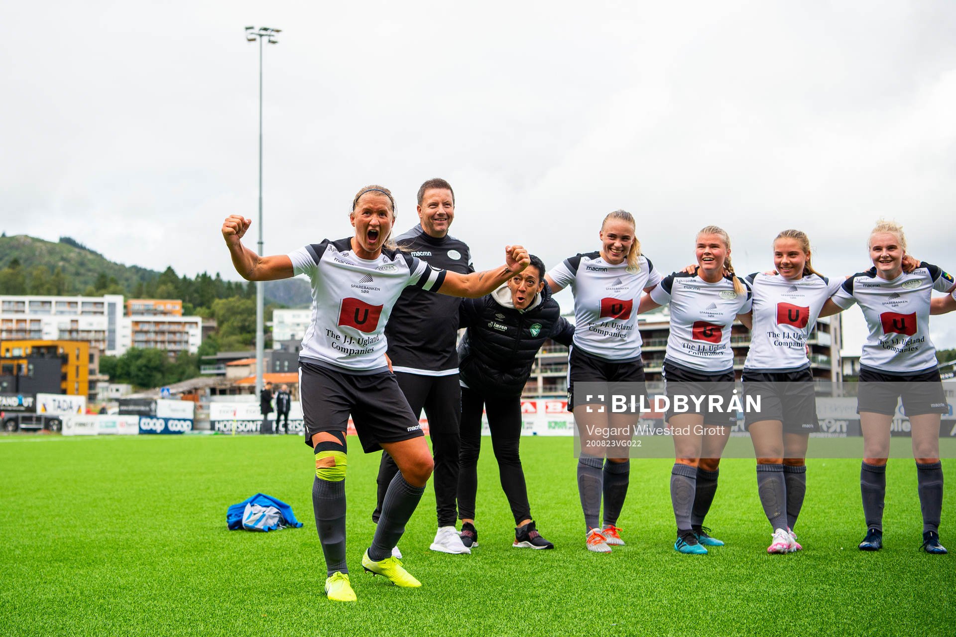 Cathrine Dyngvold and the players of Amazon Grimstad celebrate after the 1. division football match between Åsane and Amazon Grimstad on August 23, 2020 in Åsane.