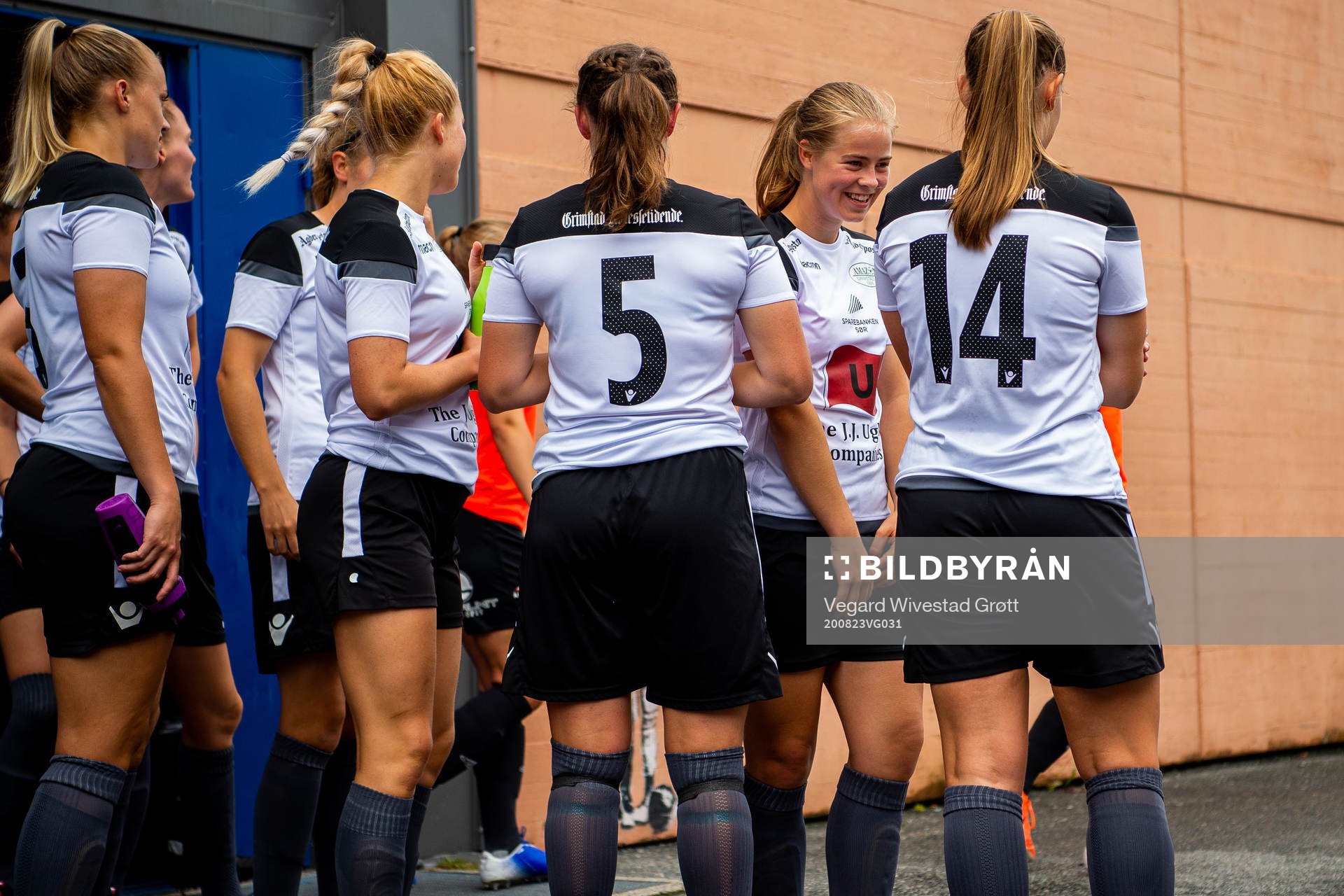 Emma Pettersen and players of Amazon Grimstad