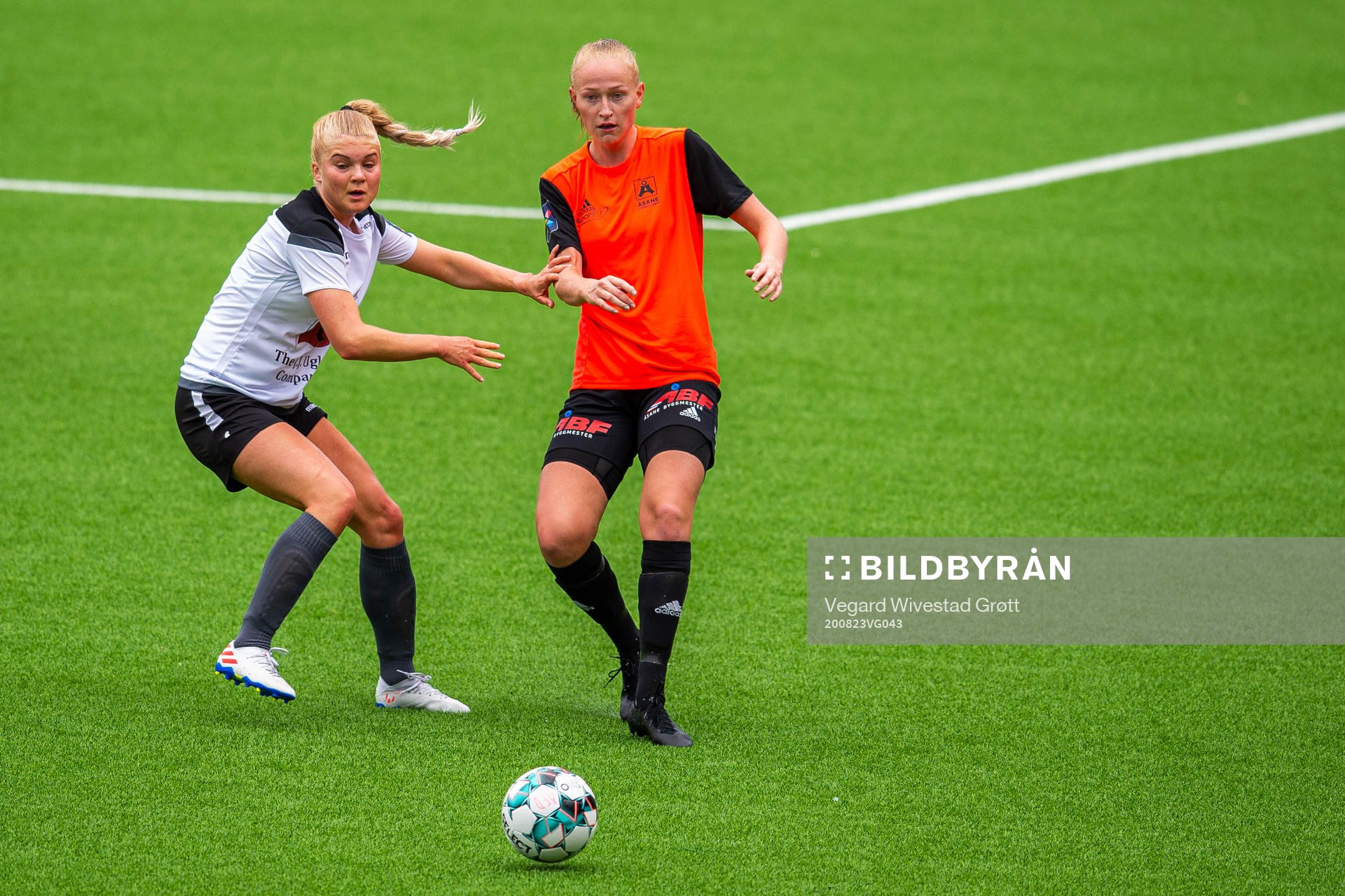 Frida Abrahamsen of Amazon Grimstad and Nina Vestbøstad of